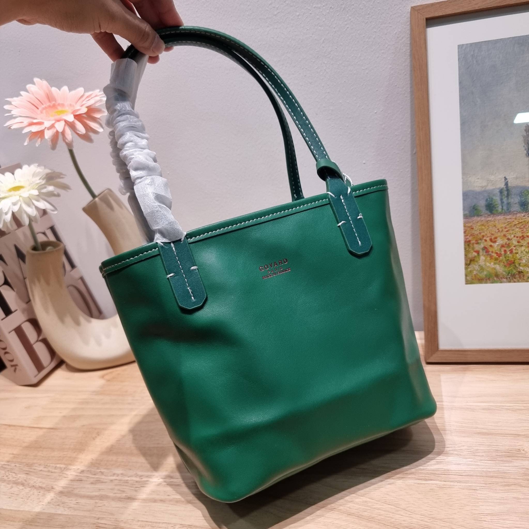 GOYARD MINI ANJOU REVERSIBLE TOTE ฮอตไอเท็ม กับกระเป๋าสะพายทรงโท้ท ไซส์มินิ กะทัดรัดมาก มาครบสีขายดี เลิศทุกสี รูปทรงคลาสสิค ดีไซน์เป็นเอกลักษณ์ ใช้งานได้หลากหลาย สามารถกลับด้านใช้ได้แบบไม่มีเบื่อ