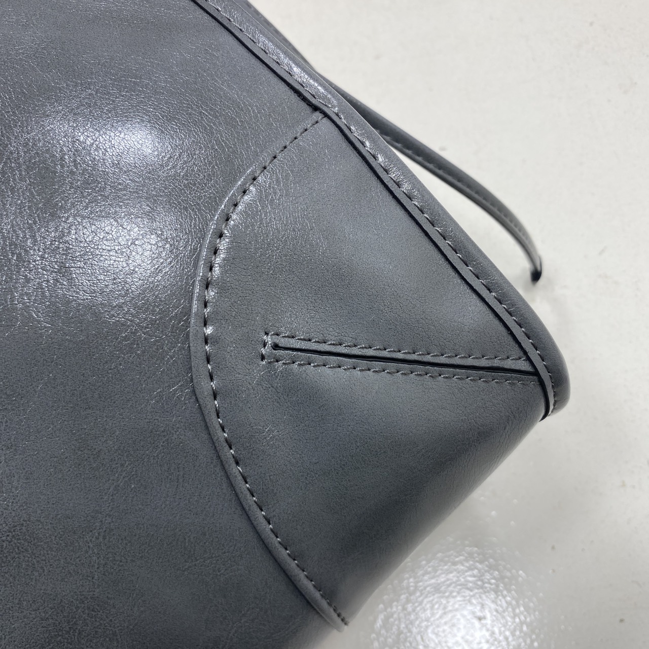 ORI หนังแท้ | Prada Bonnie Large Sueded Handbag Cinnamon 38cm กระเป๋าสะพายทรงโท้ทใบใหญ่ งานหนังกลับโทนสีน้ำตาล โดดเด่นด้วยดีไซน์ที่เน้นความประณีตแต่ใช้งานได้จริง