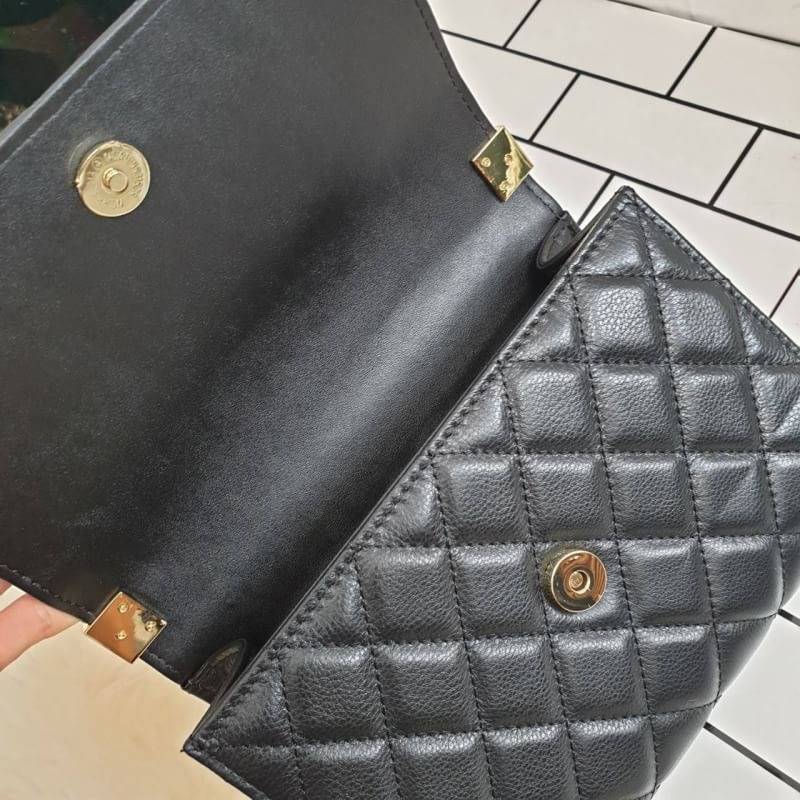 รุ่นขายดีที่สุด ** รอบใหม่ **หนังวัวแท้ สวย นิ่มมากๆค่า และ ปักลายตารางออกมาสวยมาก ** KEEP รุ่น Florence Flat bag ตัวกระเป๋าหนังแท้ นิ่ม-ตึง สุดๆ รุ่นนี้ จะมี 2 ขนาด คือ mini และ classic ไซด์