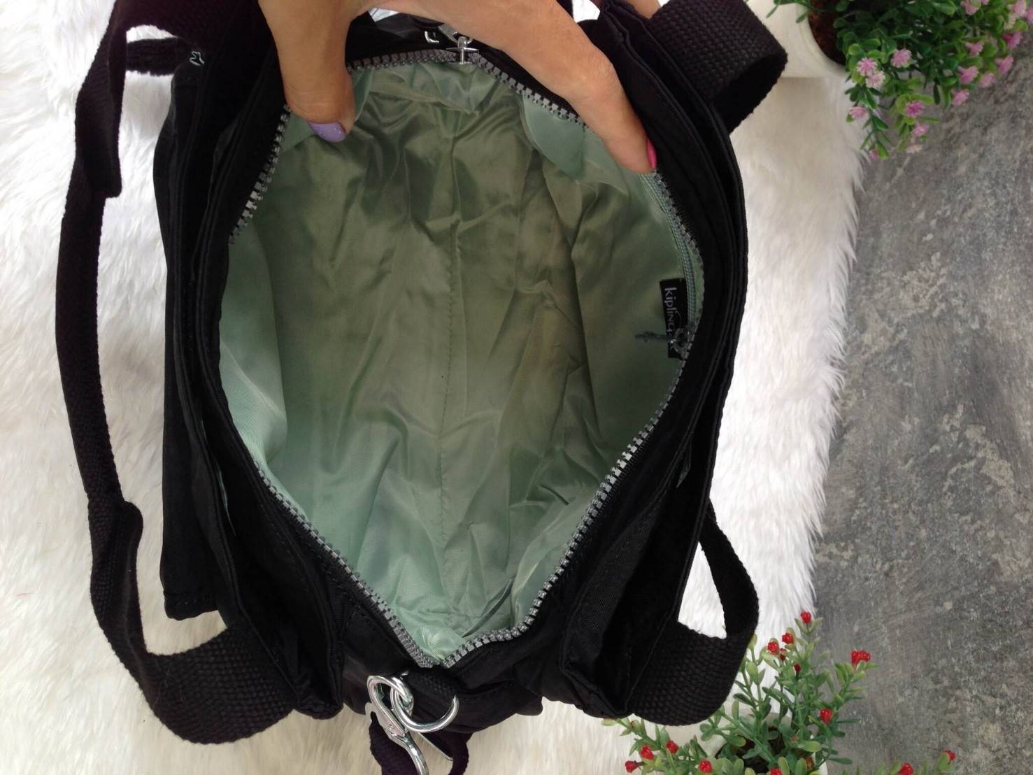 KIpling Felix Large Handbag Bag กระเป๋าถือหรือสะพายสไตล์ลำลองวัสดุ Nylon + Polyester 100% น้ำหนักเบามีหูหิ้วเเละสายสะพายยาวเลื่อนปรับระดับได้ถอดได้ เปิดปิดด้วยซิปสะดวกใช้ โลโก้เเบรนด์ มีช่องแบ่งถึง3ช่องเเยกเป็นสัดส่วน ด้านหน้าและด้านหลังมีช่องใส่ของเปิดปิ