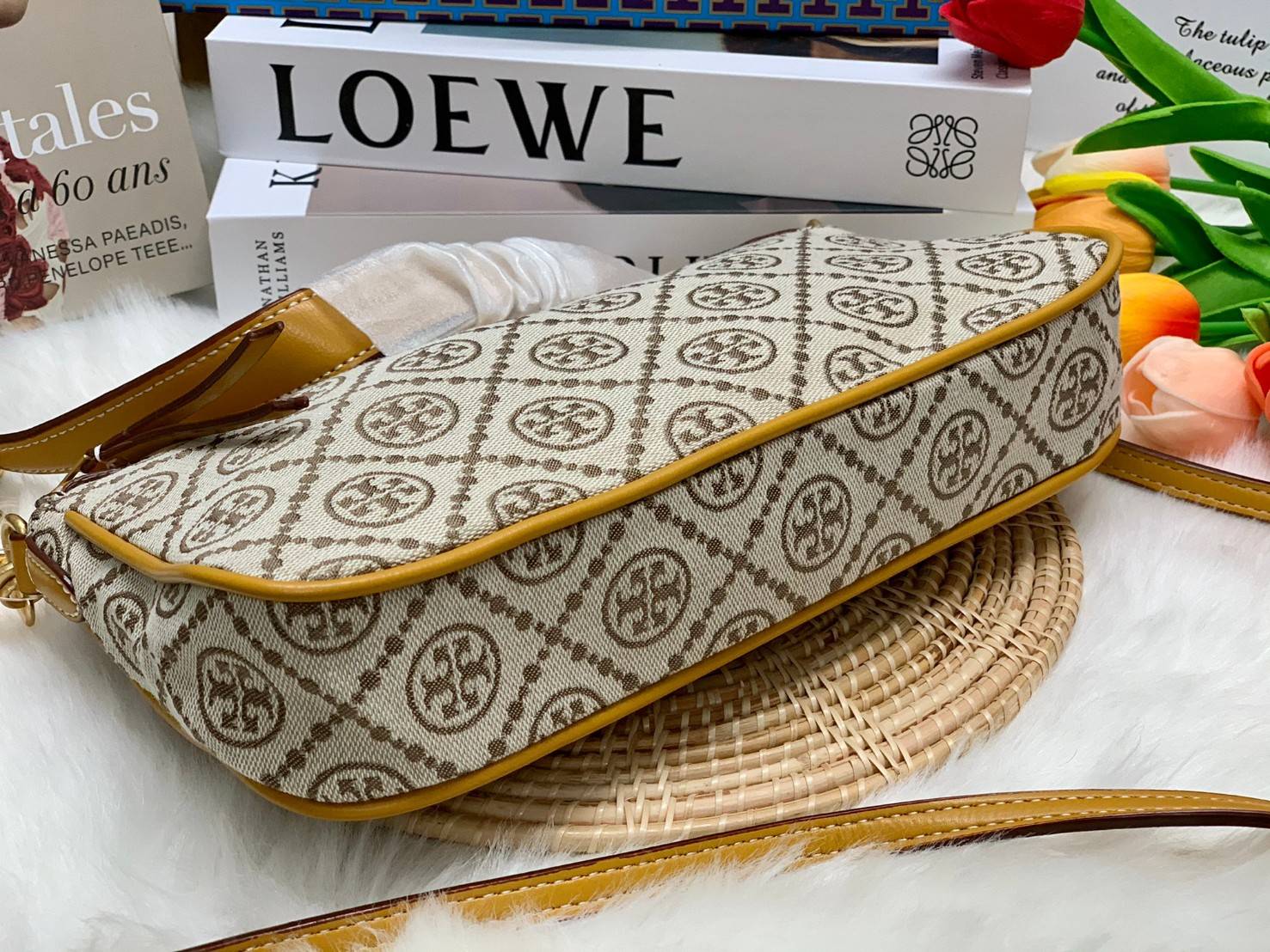 TORY BURCH T MONOGRAM JACQUARD SHOULDER BAG มาพร้อมค่ะ! กระเป๋าหิ้ว//สะพายไหล่//สะพายข้างได้ เปลี่ยนลุคดูไม่จำเจค่ะ วัสดุ jacquardทอบายแบรนด์+ตัดขอบหนังแท้ ได้ลุคลาสสิคบวกกับความทันสมัยได้อย่างลงตัวทีเดียวค่ะ เปิดปิดกระเป๋าด้วยซิป ภายในกว้างใส่ของสำคัญได้