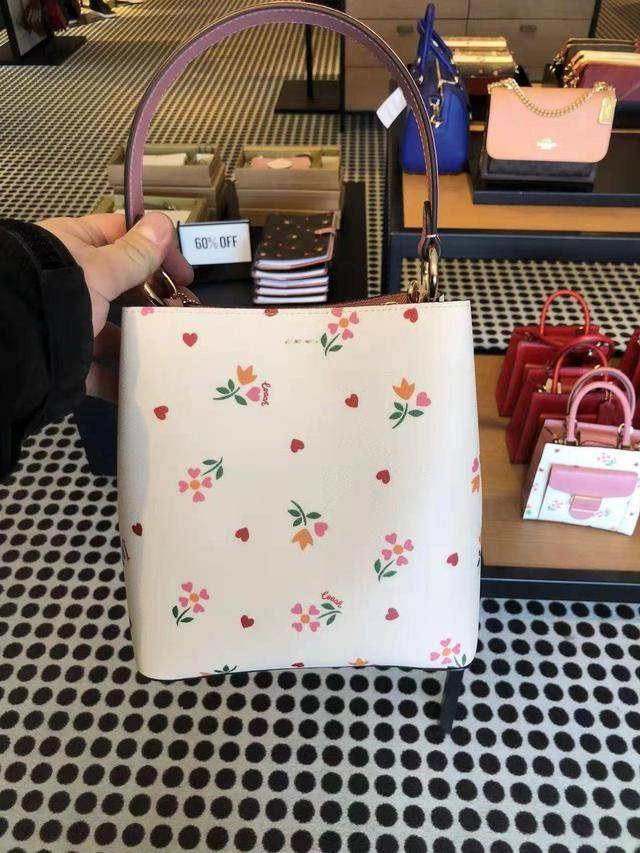 COACH C7976 SMALL TOWN BUCKET BAG WITH HEART PETAL PRINT 💕💜💕💝 คอลเลคชั่นใหม่ล่าสุด ที่พร้อมให้สาวๆได้สวยในเทศกาลแห่งความรัก กระเป๋าทรงบัคเก็ตไซส์เล็ก ดีไซน์ลวดลายสุดคิ้วท์ ช่อดอกไม้หัวใจ เห็นแล้วต้องปิ๊ง!! วัสดุหนัง pepble 