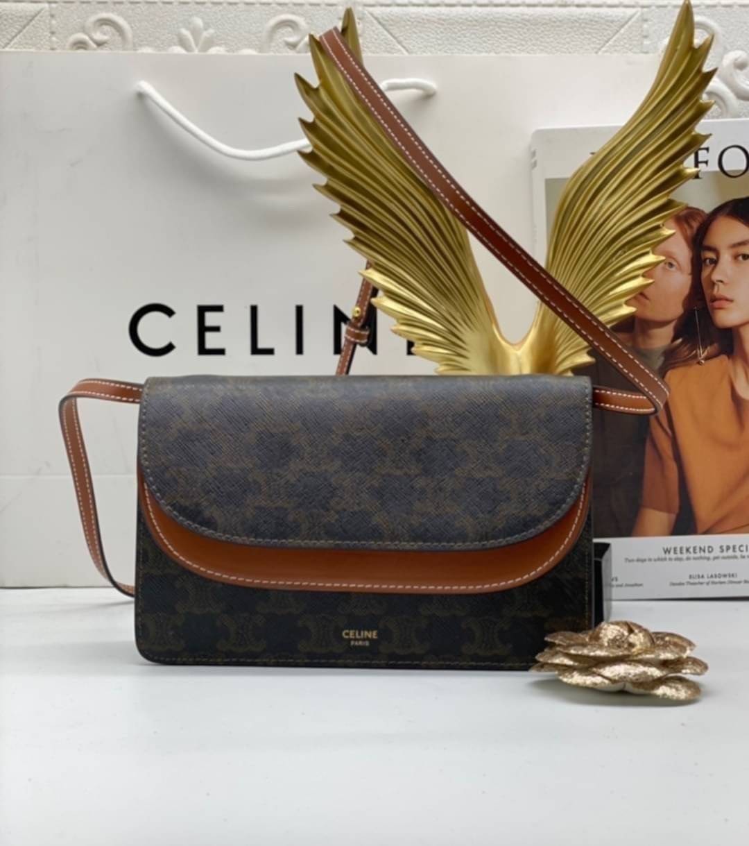 CELINE WALLET ON STRAP / CELINE TRIOMPHE CLUTCH กระเป๋าสะพายข้างใบเล็กสวยคลาสสิค สวยตะโกน งานเป๊ะปัง มีสายสะพายหนังสีน้ำตาล ถอดสายออกเพื่อเป็นกระเป๋าถือทรงคลัชท์เปลี่ยนลุคช์ ลวดลายtriomphe ความเป็นแบรนด์ CELINE ได้อย่างชัดเจน ให้ความรู้สึกที่ดูวินเทจ ที่ส