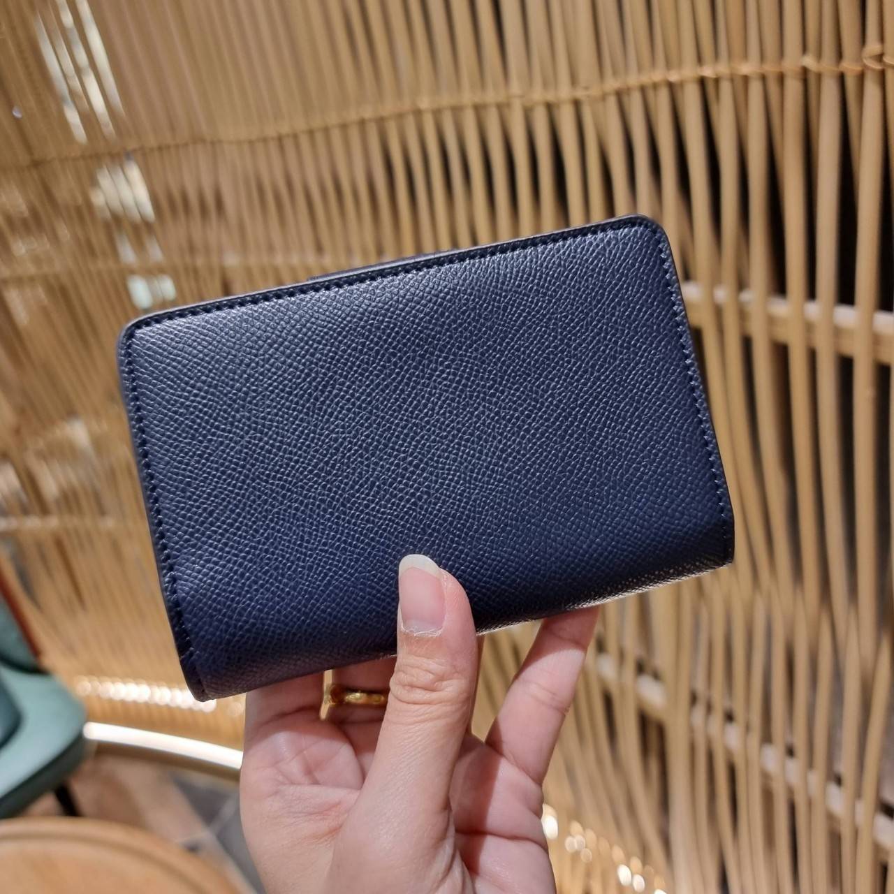 COACH 6390 MEDIUM CORNER ZIP WALLET เดอะเบสท์รุ่นที่สาวๆตามหา!! ดีไซน์ใหม่ สวยสะกด!! กระเป๋าสตางค์ใบกลาง สีคลาสสิค เรียบแต่แฝงความหรู บอกเลยว่ามันละมุนมาก!! ด้วยวัสดุหนัง crossgrain ที่ดูแลรักษาง่าย และยังดูผู้ดี ถือใช้แล้วขับผิวทุกสี ภายในมีช่องใส่บัตรแล