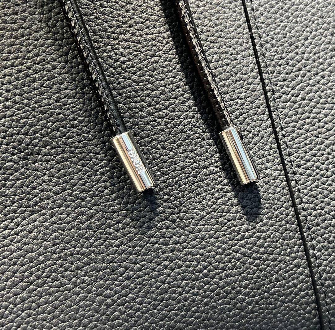 หนังแท้ CHRISTIAN DIOR BLACK GRAINED CALFSKIN MOTION BACKPACK พร้อมส่งที่ไทย กระเป๋าเป้ใบใหม่ โทนสีดำคลาสสิก เกรดเทพออริจินอลหนังแท้ทั้งใบ ภาพสินค้าถ่ายจากงานขายจริง ใช้งานต่างประเทศได้