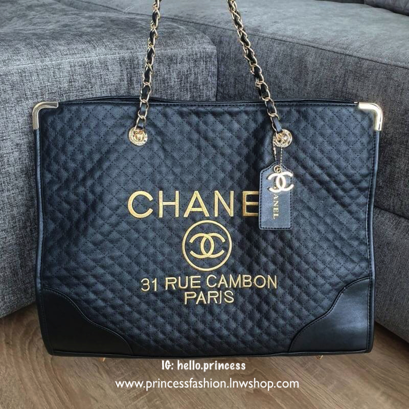 Vip Gift Premium Gift พรีเมี่ยมกิ๊ฟ แท้💯 สินค้าแถมจากเค้าเตอร์เครื่องสำอางค์ที่ญี่ปุ่น กระเป๋า Chanel quilted 31 Rue Cambon Paris Shopping Bag Size : กว้าง 43 * สูง 33 * ฐานกระเป๋า 13 สายสูง 25 (ความยาวทั้งสาย 50) cm. Matarial : หนัง PU ลายตาราง ก