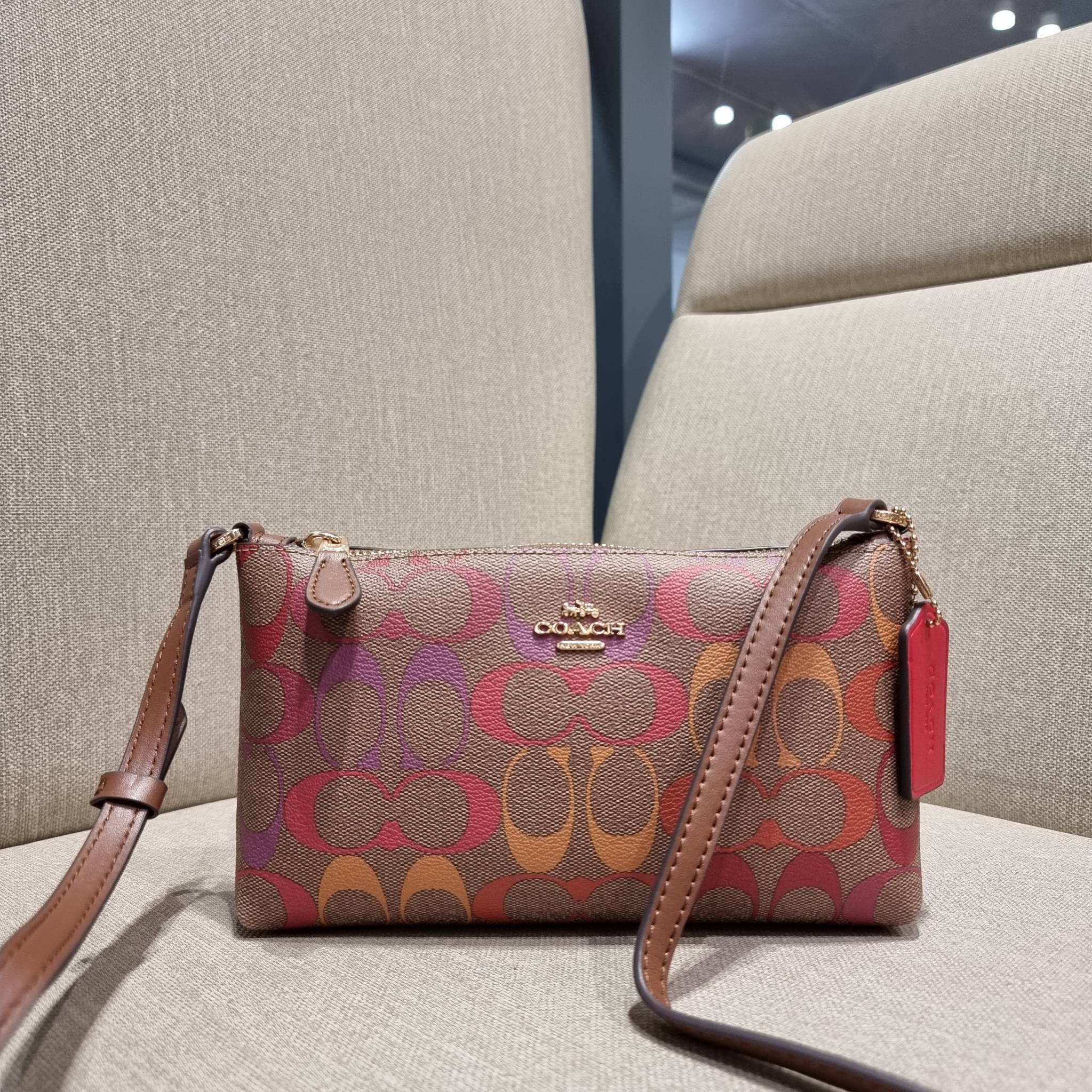 COACH C1653 ZIP TOP CROSSBODY IN RAINBOW SIGNATURE CANVAS คอลเลคชั่นใหม่ ปังและสวยไปอีกหนึ่ง สาวๆตามหาต้องไอเท็มนี้ กระเป๋าสะพายข้าง ใช้งานง่าย สายสะพายในตัว ปรับได้สบายๆ ดีไชน์รูปทรงออกมาคลาสสิค น่าใช้ วัสดุหนังแคนวาส เปิด-ปิดด้วยซิป ภายในเป็นช่องโล่ง มี