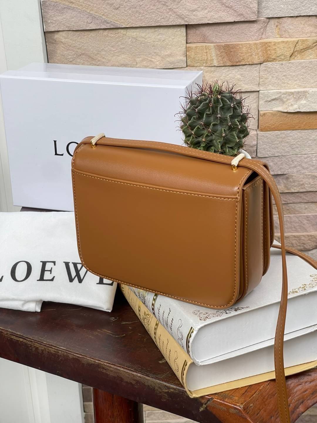 small : LOEWE Goya anagram small leather shoulder bag มาทำความรู้จักทุกดีเทลของ กระเป๋า GOYA ไอเท็มใบใหม่ล่าสุดจาก Loewe ด้วยรูปทรงกล่องอันคลาสสิกที่มาพร้อมรายละเอียดอันน่าค้นหา ด้วยรูปทรงบ็อกสุดคลาสสิก พร้อมโครงสร้างที่กะทัดรัดเปี่ยมไปด้วยสเน่ห์น่าค้นหา 