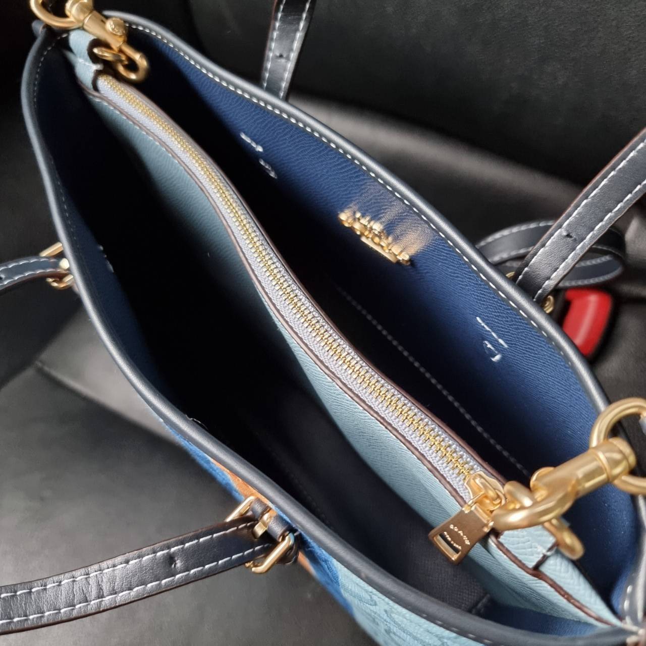 COACH C4086 MOLLIE TOTE 25 IN SIGNATURE JACQUARD WITH STRIPES แจกความสดใสด้วยลุคคัลเลอร์ฟูล กระเป๋าทรงโท้ท มินิไซส์ ตกแต่งลายเอกลักษณ์ถักทออยู่บนผ้า jacquard ตัดกับลายเส้นสีสันสวยงาม ลงตัวไม่ซ้ำใคร ภายในเป็นช่องโล่ง มีช่องซิปกลางใส่ของได้ ขนาดกำลังดีแบบใส