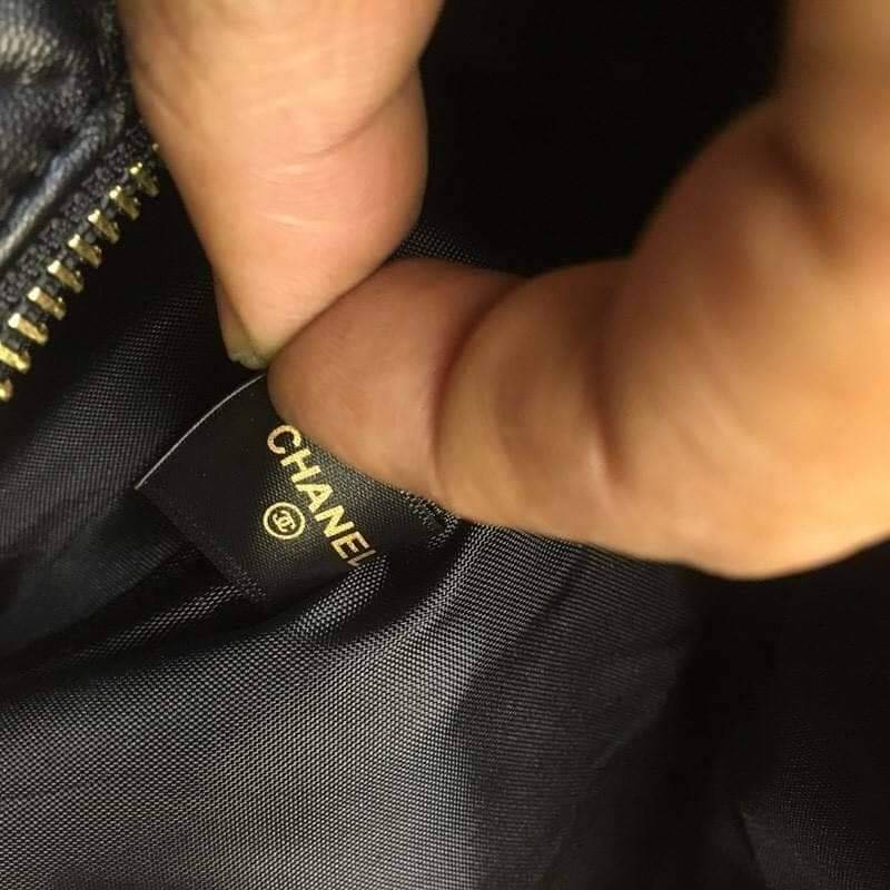 Chanel Quilted Travel Bag Super rare item! กระเป๋าเดินทางใบใหญ่ VIP. gift with Purchanel ของแท้รุ่น Limited Edition จาก counter Chanel วัสดุหนังเรียบลายตาราง เนื้อหนา กันน้ำ ดูแลรักษาง่าย ด้านหน้ามี logo brand ตัวกระเป๋าเปิดปิดด้วยซิป หัวซิปแบรนด์ อะไหล่ท