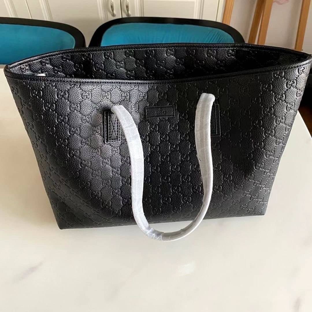 หนังแท้ Gucci GG Supreme black tote Shopping Bag กระเป๋าทรง neverfull ยอดฮิต รุ่นนี้ใช้หนังเยอะมาก คุ้มสุด งานหนังแท้เมื่อกระทบแสงขึ้นเงาสวยมากๆ ค่ะ สวยหรู จุของได้เยอะ ภายในโล่งกว้าง limited ที่สุด ไม่ควรพลาดเลยค่าาา