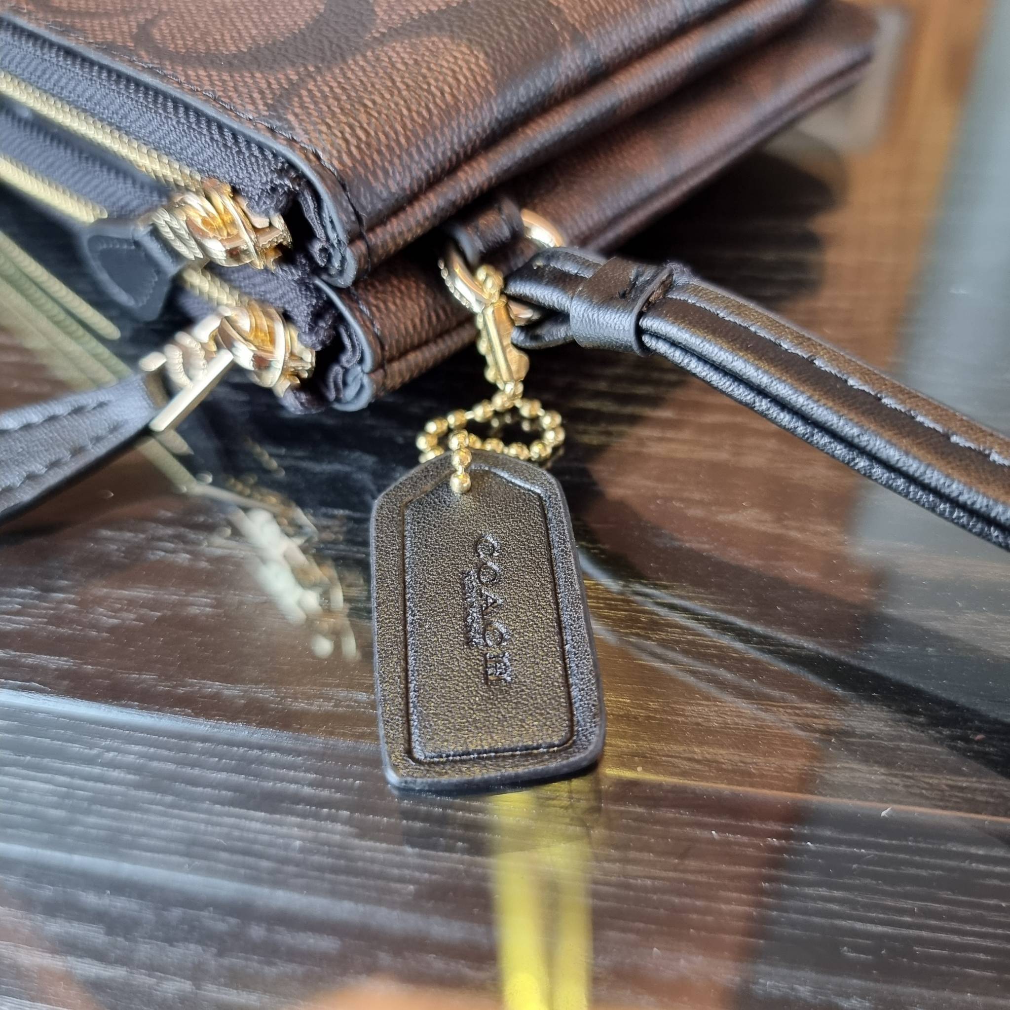 COACH F54057 DOUBLE ZIP WALLET IN SIGNATURE กระเป๋าคล้องมือ size L ใบนี้ใส่มือถือได้ทุกรุ่น ขนาดกำลังดี พกพาสะดวกมากๆ วัสดุหนังสังเคราะห์ ภายในเป็นผ้าสีสวยคม ใส่ธนบัตร ใส่บัตรได้เยอะ ใส่มือถือได้สบายๆทุกรุ่น ตอบโจทย์สาวๆที่ไม่ชอบพกเยอะวุ่นวายจ้า ใบนี้เอาอ