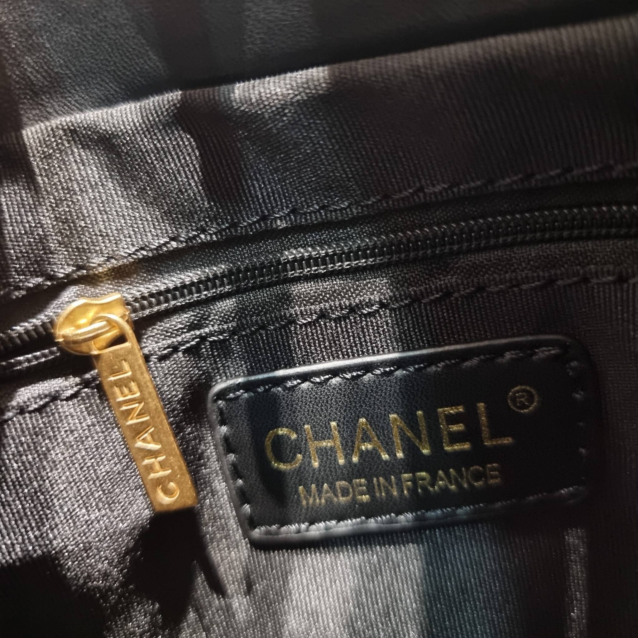 Chanel small backpack กระเป๋าสะพายหลังใบเล็ก โลหะสีทอง ดีไซน์ 2023 น้องน่ารักตะโกนม้าก!! กับกระเป๋าทรงเป้ ขนาดน่ารักน่าใช้ ดีเทลดีงาม มีใบลูกติดในตัวกระเป๋า สะดวกใช้สุดๆ