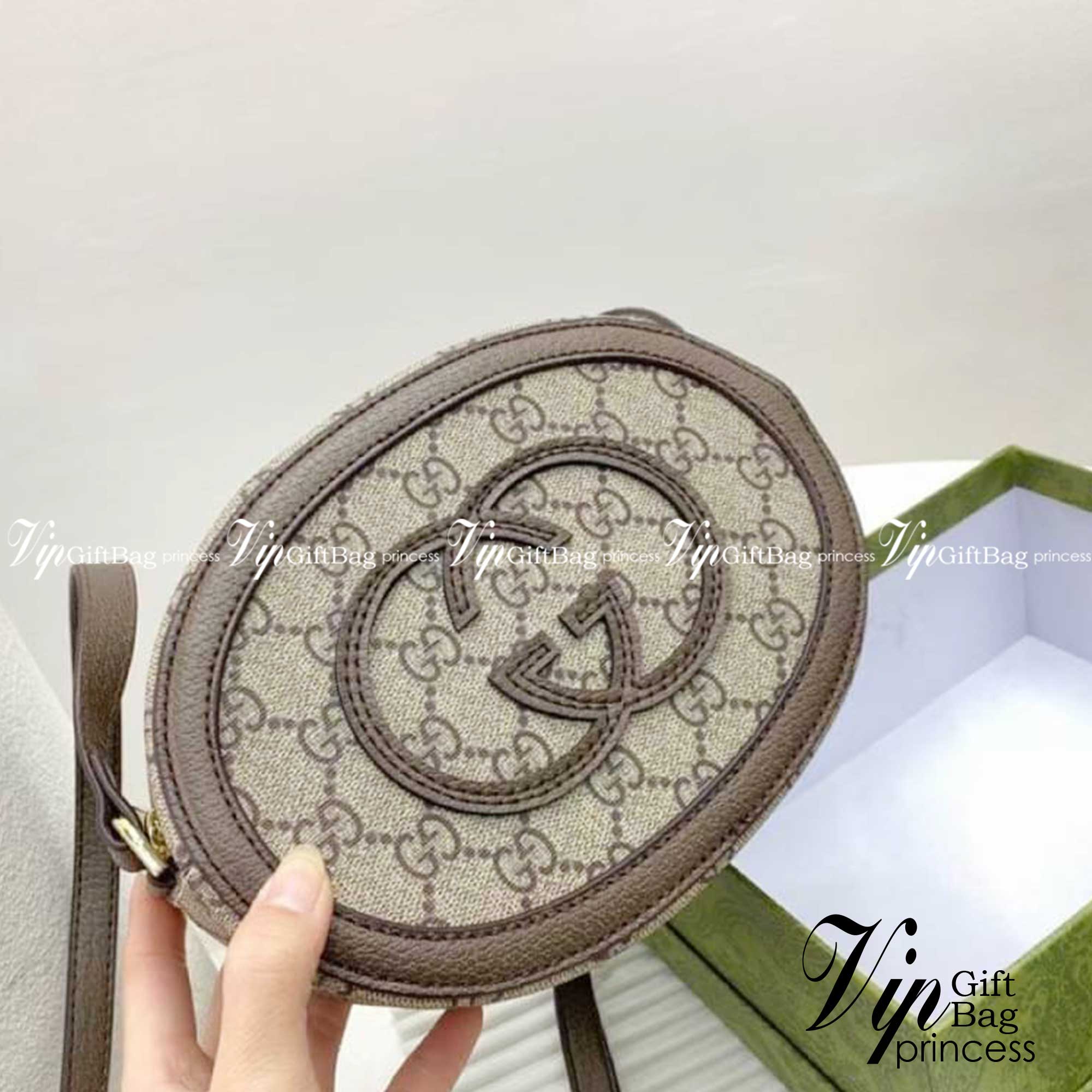 GUCCI Mini GG Round Shoulder Bag / Gucci circle bag กระเป๋าสะพายทรงกลมสุดคิ๊ว คอลเลคชั่นใหม่ น่ารักมาก วัสดุหนังแคนวาสสลับหนังแท้ เปิดปิดด้วยซิป ใส่ของจุกจิกได้เยอะสำหรับสาวสาวที่ไม่ชอบใบใหญ่ใบนี้ตอบโจทย์เลยค่ะ