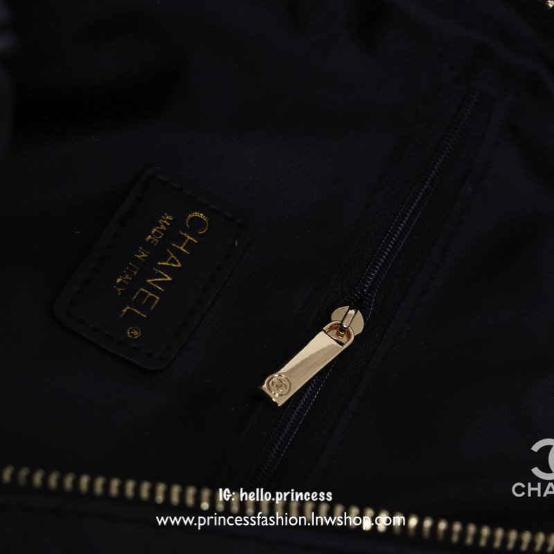 Chanel Backpack VIP Gift With Purchase (GWP) New arrival! กระเป๋าสะพายเป้ Limited Edition VIP. GIFT ของแท้! จาก Chanel Perfume Counter ขนาดน่ารักกำลังดี น้ำหนักเบา วัสดุหนังลายตาราง ด้านหน้าปักโลโก้แบรนด์สวยหรู เปิดปิดด้วยซิปสะดวกใช้ หัวซิปแบรนด์ อะไหล่ทอ