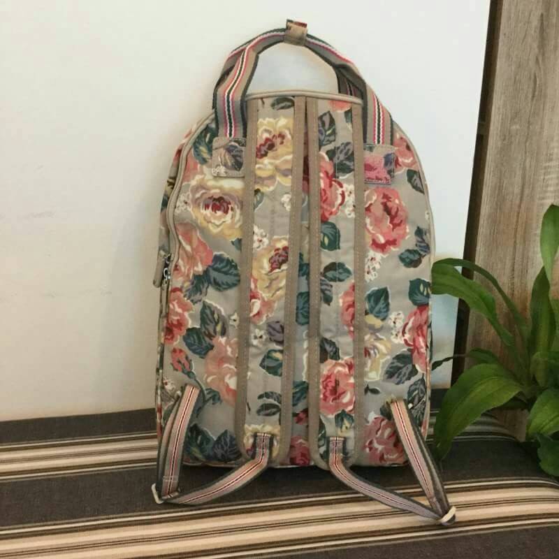 Cath Kidston Backpack Bag กระเป๋าสะพายสไตล์ vintage เป็นอีกรุ่นที่สาวๆ ถามถึงเยอะค่ะ วัสดุเป็น Canvas เคลือบ PVC กันน้ำ ทำความสะอาดง่าย น้ำหนักเบา เปิดปิดด้วยซิปรอบสะดวกใช้ ด้านหน้าประดับโลโก้ Cath Kidston พร้อมช่องซิปเล็กด้านนอกใส่กระเป๋าสตางค์ มือถือได้