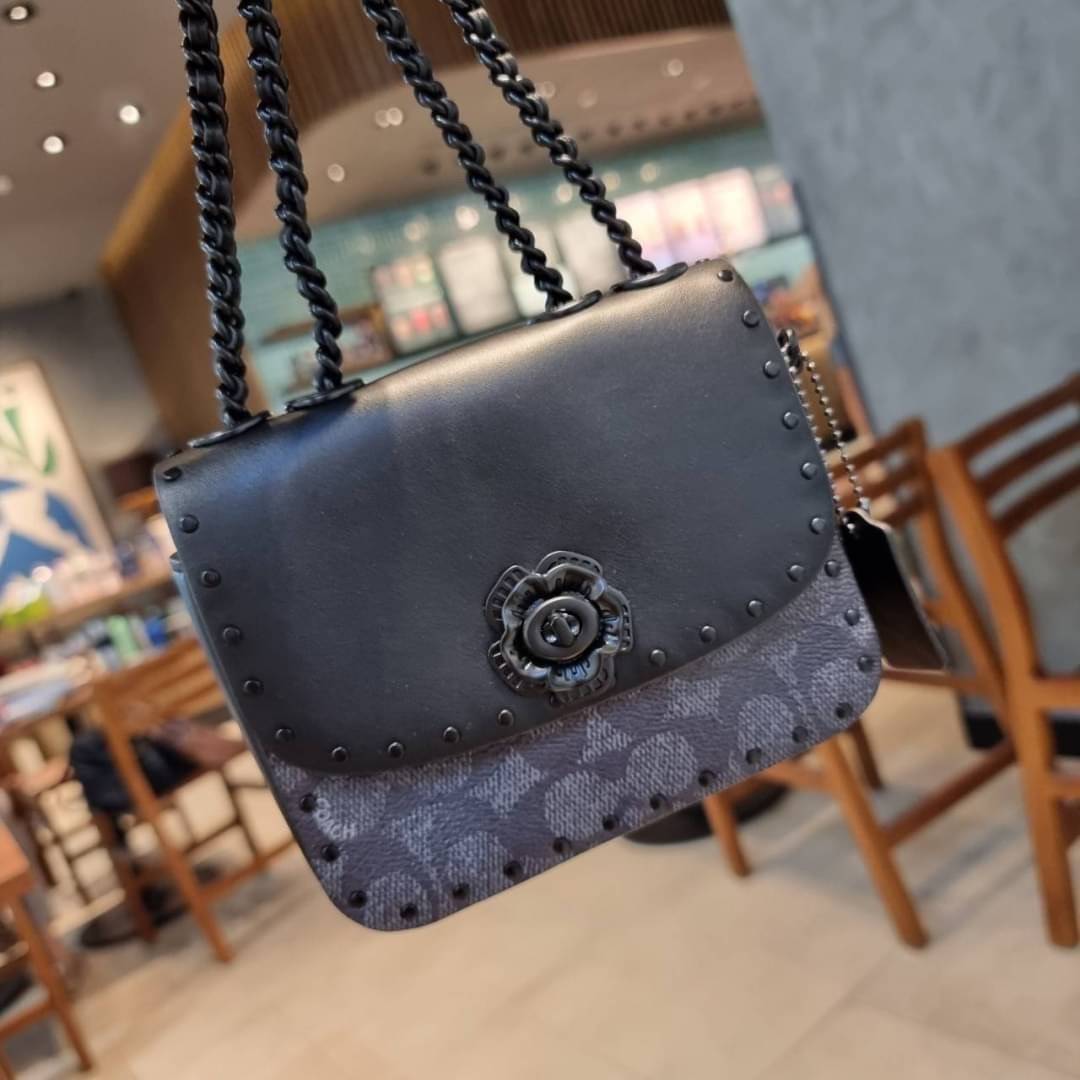 COACH C2462 MADISON SHOULDER BAG 16 IN SIGNATURE CANVAS WITH RIVETS กระเป๋าสะพายข้าง ไซส์กะทัดรัด พกพาง่าย น้ำหนักเบา ดีไซน์สวย โดดเด่นด้วยตัวล็อครูปดอกไม้ สีสันตกแต่งตัดกันกับลายซีอย่างลงตัว วัสดุหนังแคนวาสเคลือบลาย ภายในแบ่งสัดส่วนให้อย่างดี มาพร้อมสายส