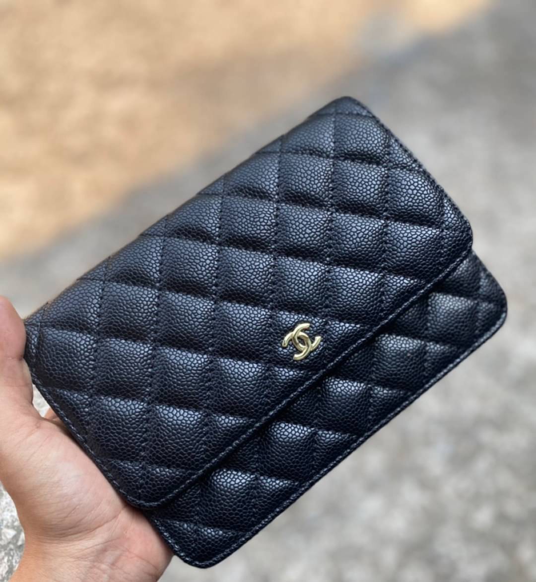 Chanel รุ่น Limited edition วัสดุหนังลายคาเวียร์ เนื้อนุ่ม อยู่ทรงคุณภาพดีตามแบบฉบับของแบรนด์ ขนาดกำลังดี น้ำหนักเบา ด้านหน้ามีโลโก้แบรนด์อะไหล่หรู มีช่องใส่บัตร ใส่ของจุกจิก เปิดปิดด้วยฝาปิดกระดุม ซับในหนัง ตัวจริงสวยมากๆถูกใจรีบจองนะคะ Premium Gift แท้ 