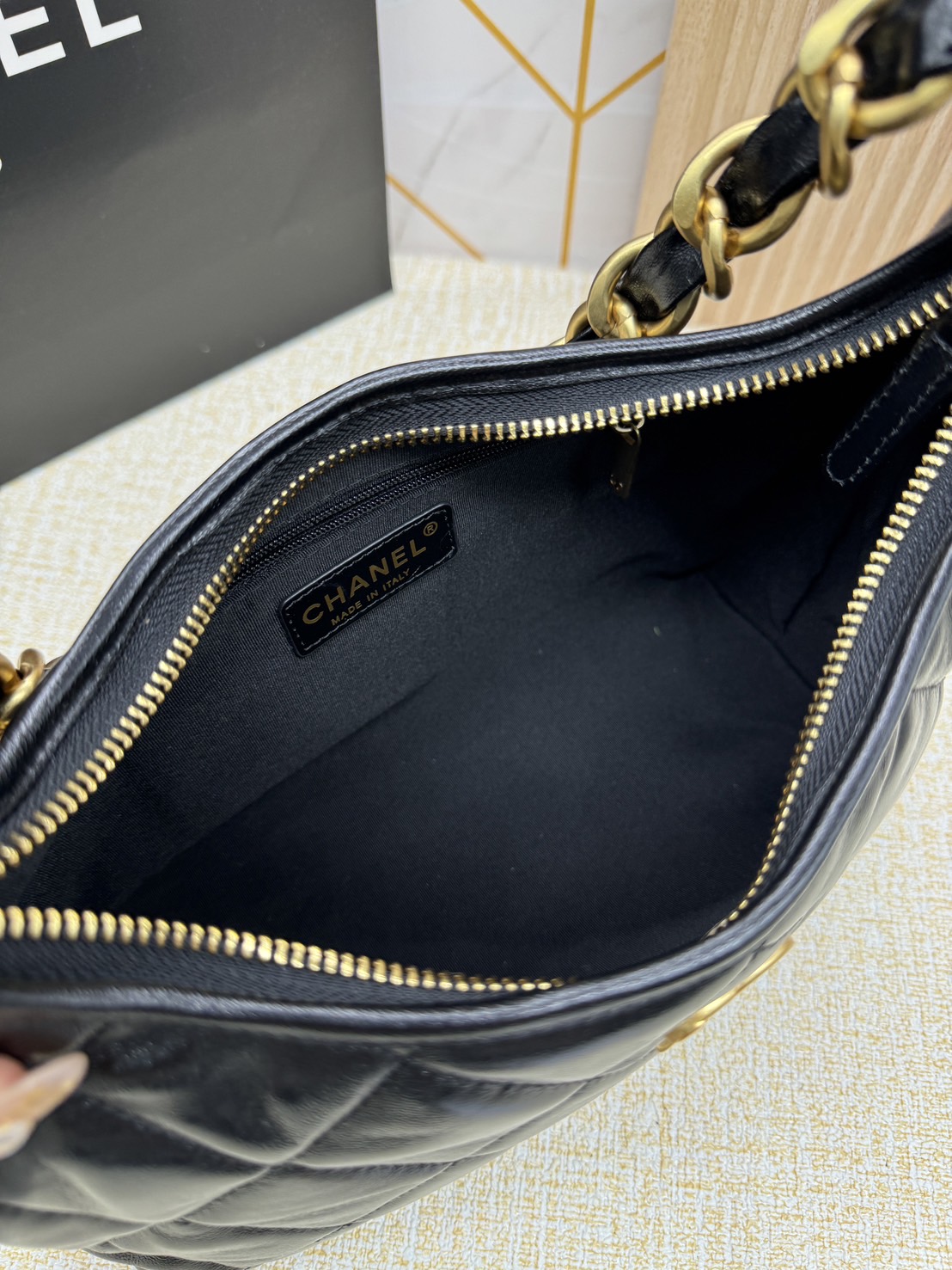 CHANEL HOBO BAG Shiny Leather & Gold-Tone Metal 26cm กระเป๋าทรงโฮโบ ดีไซส์สวยเรียบหรู เกรดออริ สลับแท้ 1:1 ใช้งานต่างประเทศได้