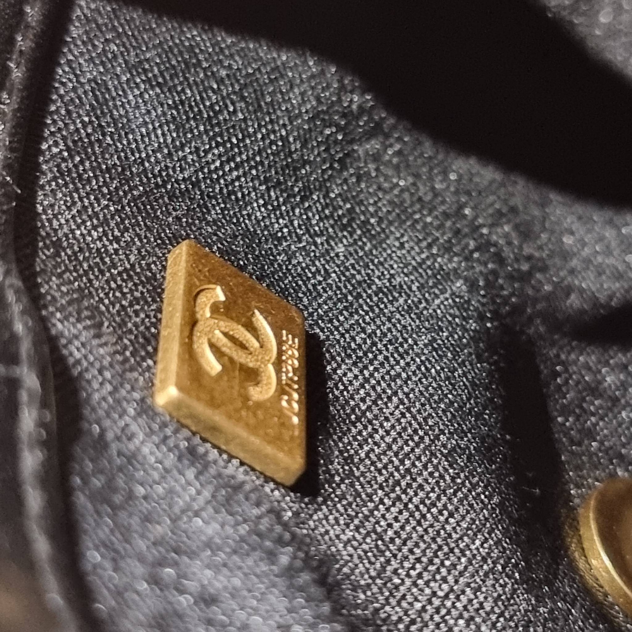 Chanel chunky chain bag in black สวยฟาดย้อนยุคความหรู ในราคาที่จับต้องได้ กับกระเป๋าสะพายไหล่ ไซส์กำลังสวย โดดเด่นด้วยสายสะพายโซ่สลับหนังเส้นใหญ่ ทนทาน ดูแพง