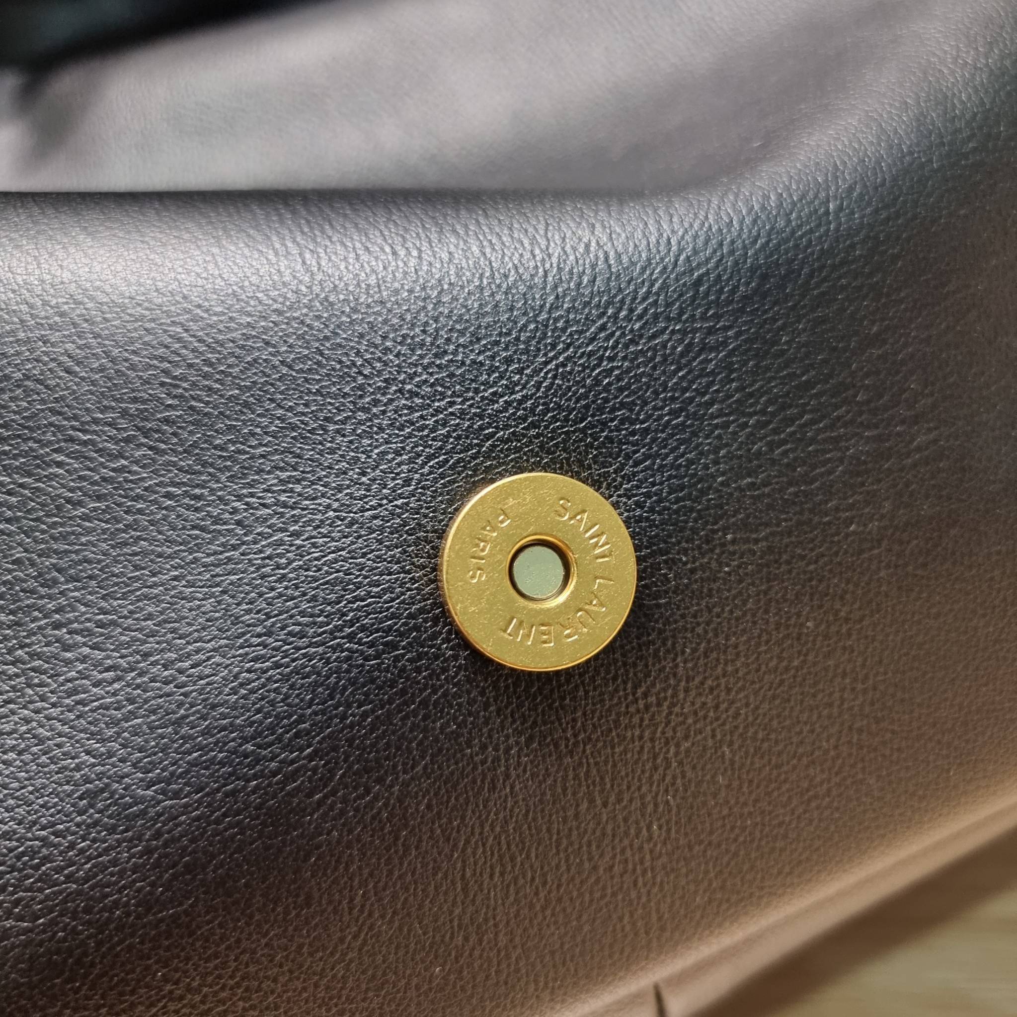 YSL jamie 4.3 in lambskin กระเป๋าสะพายใบใหญ่ เรียบหรู ดูปัง ดูแพง สีดำคลาสสิคตัดกับอะไหล่สีทองได้อย่างลงตัว ครบเครื่องตัวมัม! ดีไซน์ใหม่ 2023 สัมผัสผิวกระเป๋าดูดีมากๆ