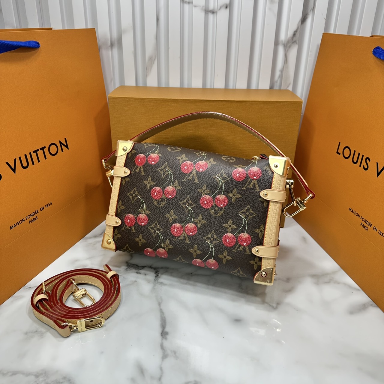 ORI หนังแท้ | LV x TM - Side Trunk MM Bag Monogram cherry canvas กระเป๋าสะพายทรงทรังค์ สะท้อนจิตวิญญาณแห่งความสนุกสนาน แสนมีชีวิตชีวา ด้วยตกแต่งลายเชอร์รี่สดใสงดงามอันเป็นเอกลักษณ์ของศิลปินชาวญี่ปุ่น