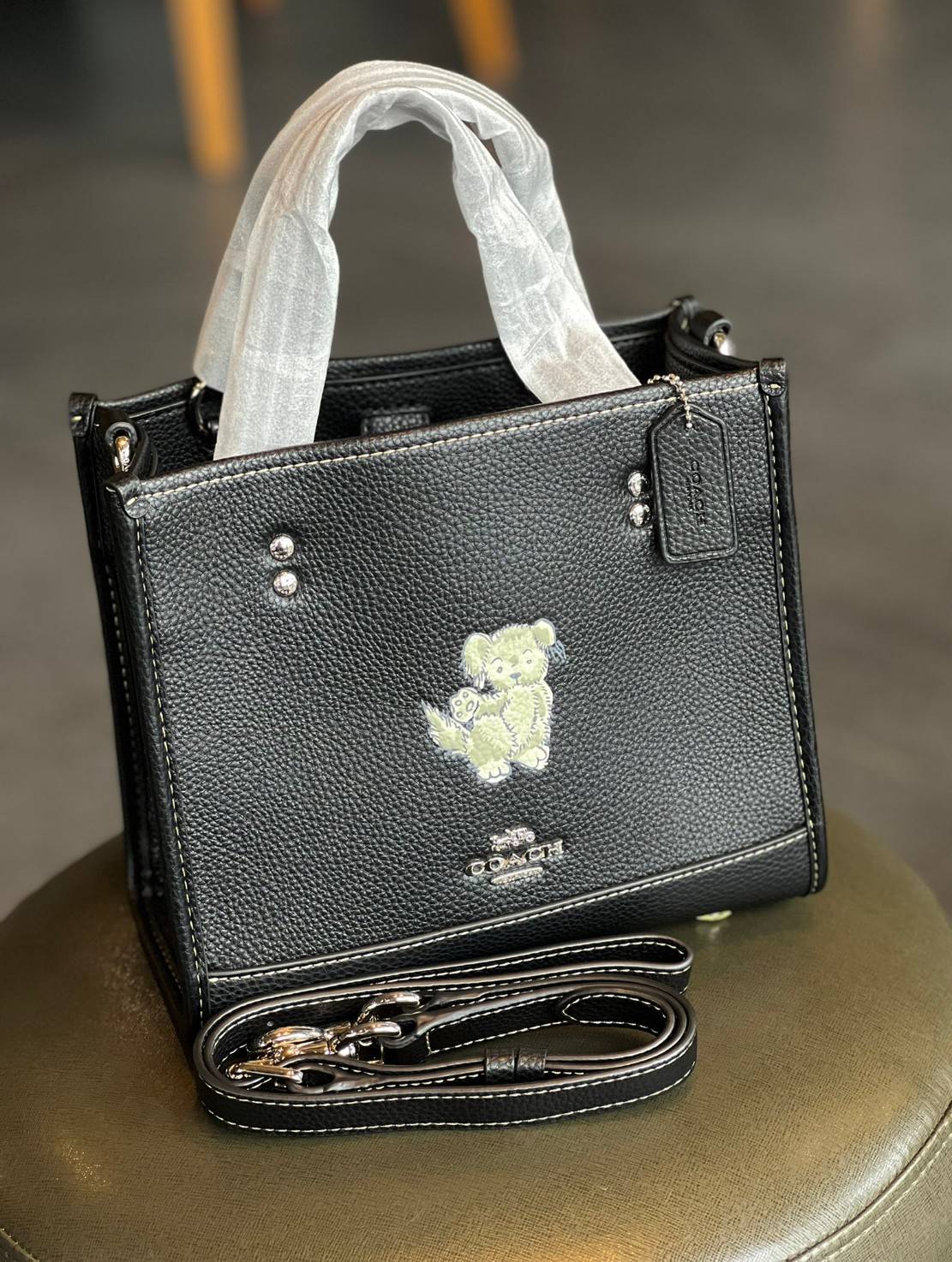 COACH DEMPSEY TOTE WITH HAPPY DOG ((CD448)) 🐶 รุ่นใหม่ล่าสุด น้องหมาน่ารักมากๆค่ะ! ยังไม่เข้าไทย กับกระเป๋าDempsey tote รุ่นใหม่ล่าสุด ที่ออกแบบด้านหน้ารูปสุนัขซุกซนเข้ามา ตรงใจใครหลายคนๆเลยทีเดียว หนังแท้อย่างดี หนังมีความนุ่มและนิ่มมากๆ หลงรักแน