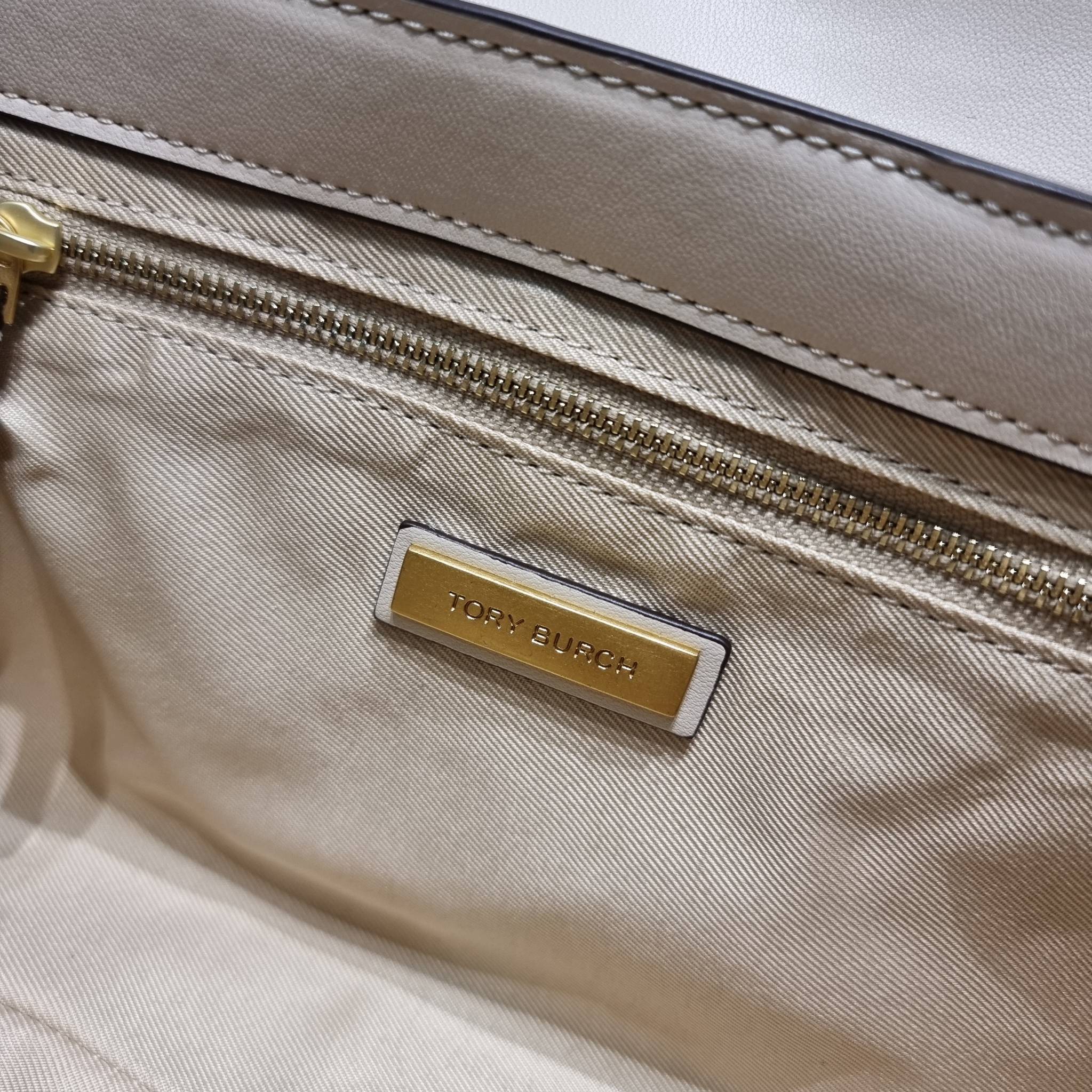 TORY BURCH FLEMING SOFT CONVERTIBLE SHOULDER BAG รุ่นหายาก กับดีไซน์ใหม่ล่าสุด มาพร้อมเสิร์ฟความสวยถึงบ้านไปเลย กับกระเป๋าสะพายไหล่ขนาดกำลังสวย หนังแท้นิ่มเต็มใบ สัมผัสสบายมือ