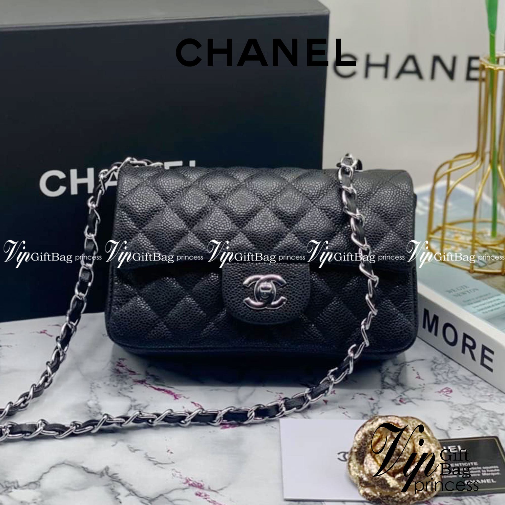 หนังแท้ CHANEL classic 8" black caviar รุ่นยอดนิยมไอเท็มฮิตวัสดุหนังคาเวียร์สวยคลาสสิค ด้านหน้ามีโลโก้แบรนด์อะไหล่ทอง/เงินสวยหรู ภายในสีแดงเบอกันดี้ เป็นใบยอดนิยมของสาวๆ เลยค่าา พร้อมส่งที่ไทยไม่ต้องรอพรีฯ สาวก Chanel Must Have! นะคะ