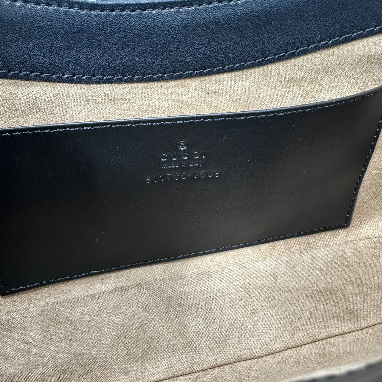 ORI หนังแท้ | GUCCI Padlock Small Shoulder Bag กระเป๋าสะพายทรงสวยวินเทจดีไซน์ไม่ซ้ำใคร หรูล้ำผู้ดี หนังแคนวาสพิมพ์ลายคมชัด ปากกระเป๋ามีแถบหนังคาดและอะไหล่กดล็อค