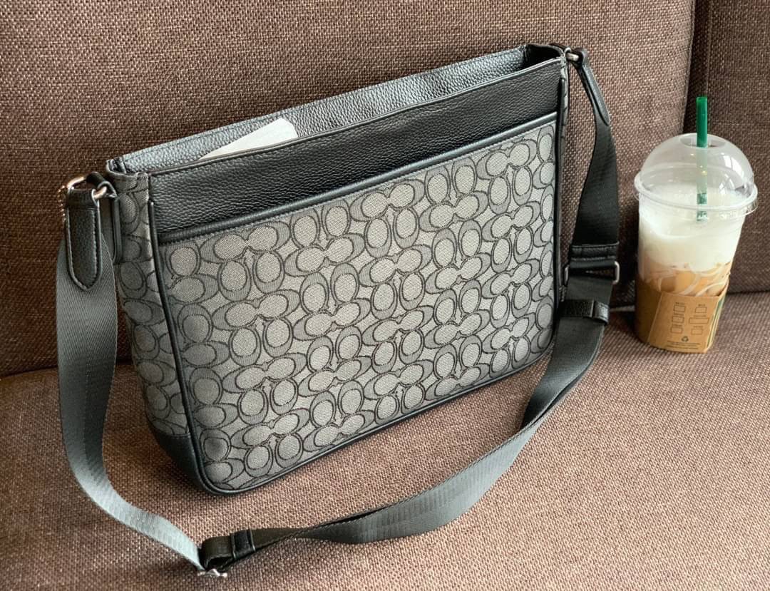 COACH THOMPSON IN SIGNATURE JACQUARD WITH VARSITY STRIPE BAG ((C5291)) พร้อมส่งที่ไทยค่ะ! กระเป๋าใส่เอกสารอเนกประสงค์ สามารถใส่A4ได้ วัสดุJacquardทอลายแบรนด์ ตัดขอบหนังแท้สวยงาม น้ำหนักบาค่ะ ด้านหน้าตัดแทบสีลงมาสวยงาม ช่องหลักเปิดปิดแบบซิป ภายในกว้างใส่สั