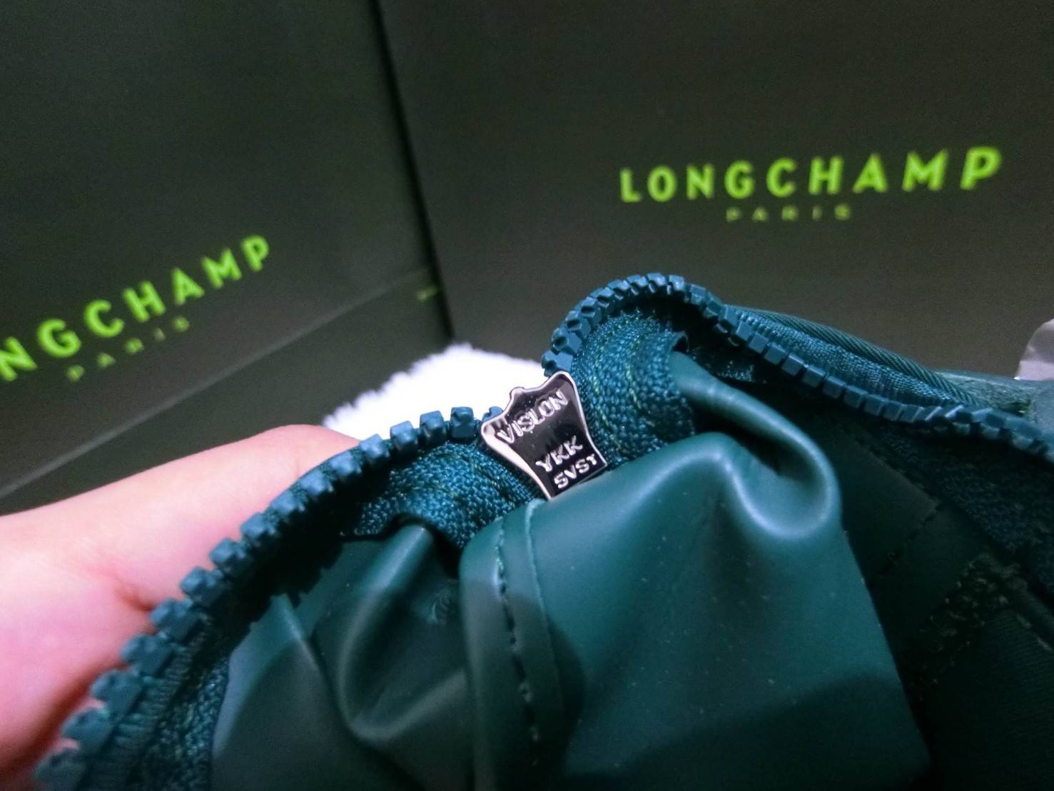 Longchamp Size S สินค้าใหม่ ของแท้!! เป็นล็อตผลิตเกินออเดอร์จากโรงงาน มาพร้อมการ์ด/ถุงผ้าแบรนด์/ถุงกระดาษแบรนด์ Size S: 25 x H. 23 x 16 cm. Color: Emerald Green 033