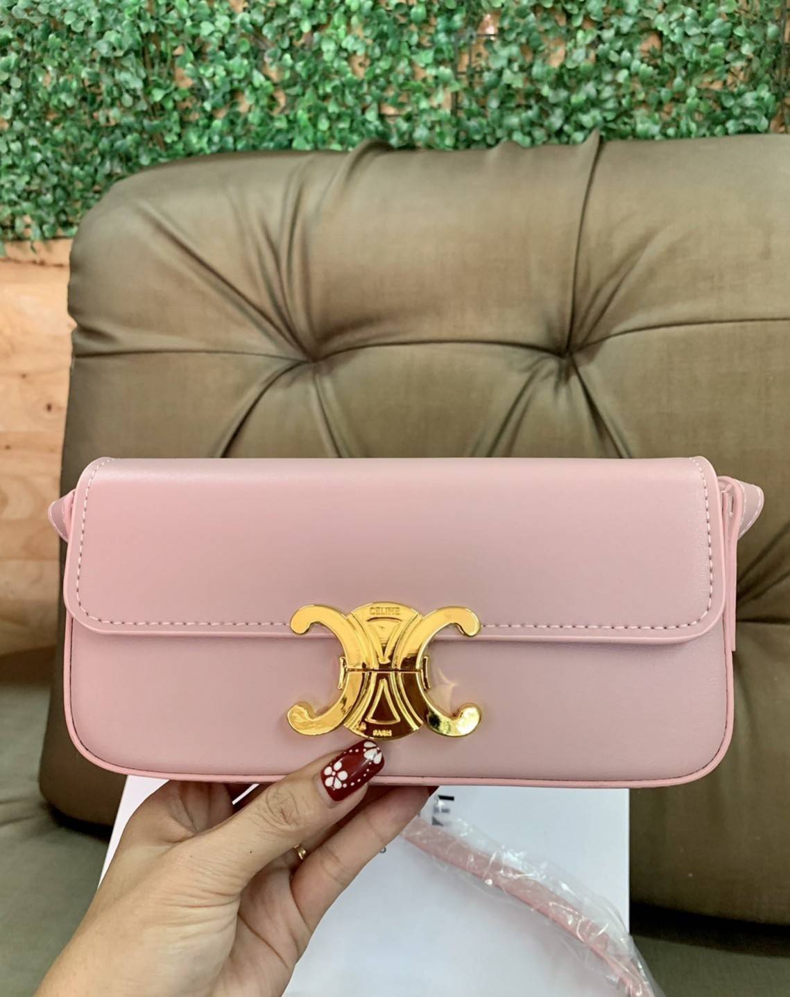 CELINE TRIOMPHE SHOULDER BAG VIP GIFT WITH PURCHASE-GWP พรีเมี่ยมกิ๊ฟ Limited Edition จาก CELINE PERFUME DUTY FREE COUNTER วัสดุหนังแกะสังเคราะห์เรียบ ดีไซน์ยอดนิยมสไตล์สาว LISA ทรงเหลี่ยมสวยหรูอยู่ทรง