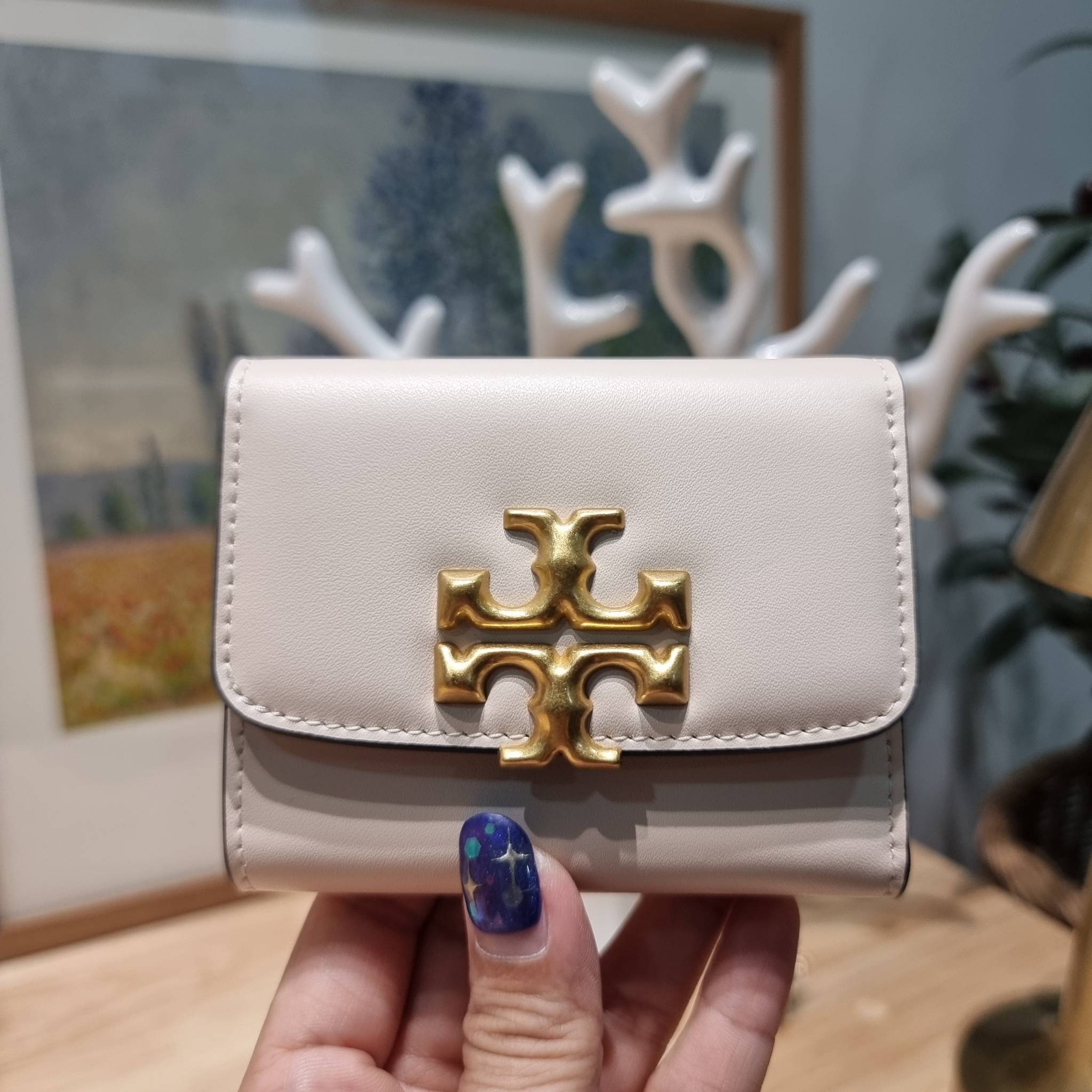 Tory wallet bag / TORY BURCH ELEANOR COMPACT WALLET กระเป๋าสตางค์ใบสั้นรุ่นขายดี แบบพับ ตัวมัมตัวแม่มากๆ ดูหรูหราทุกสี ดีไซน์คลาสสิค ขนาดกำลังพอเหมาะ โดดเด่นด้วยโลโก้สีทองดูแพง