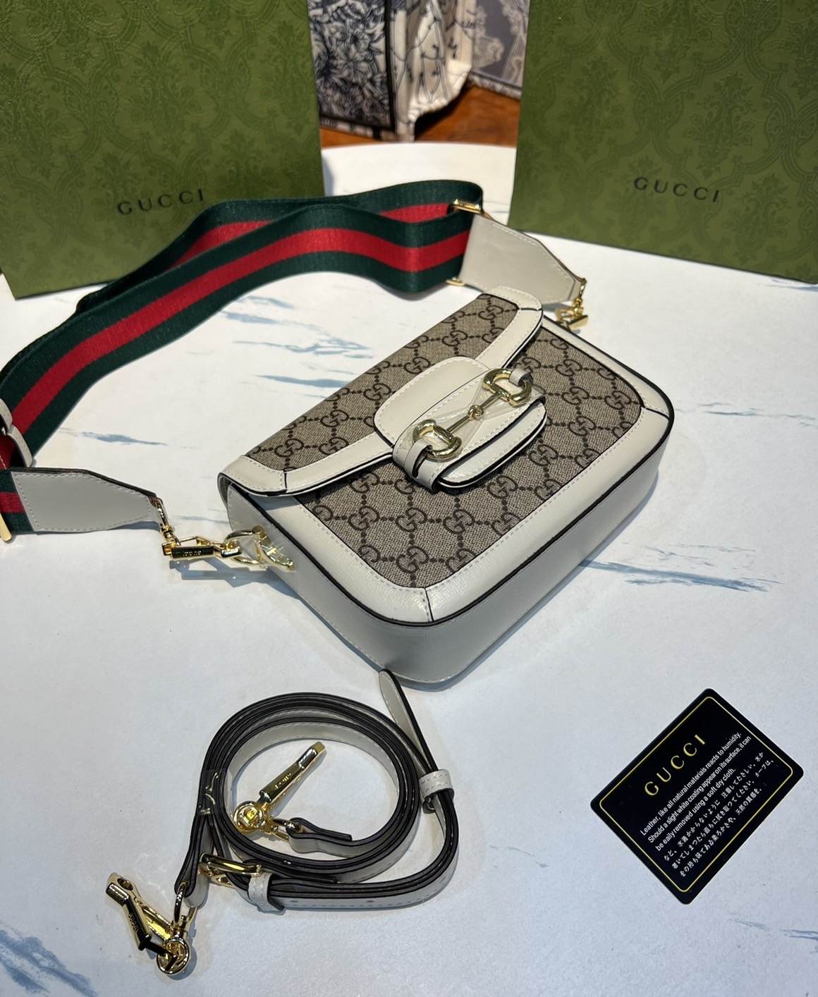 หนังแท้ GUCCI Horsebit 1955 mini bag GG Supreme canvas ที่สุดของรุ่นที่ฮอตหนักมาก คอลเลคชั่นที่ยอดขายดีตั้งแต่วันแรกที่ลง shop ด้วยรูปทรงที่กะทัดรัด ตอบโจทย์ได้ทุกลุค ทุกไลฟ์สไตล์ ใช้งานได้ง่ายคล่องตัว เรียกได้ว่าใครไม่มีได้ยังไง สวยขนาดนี้!!