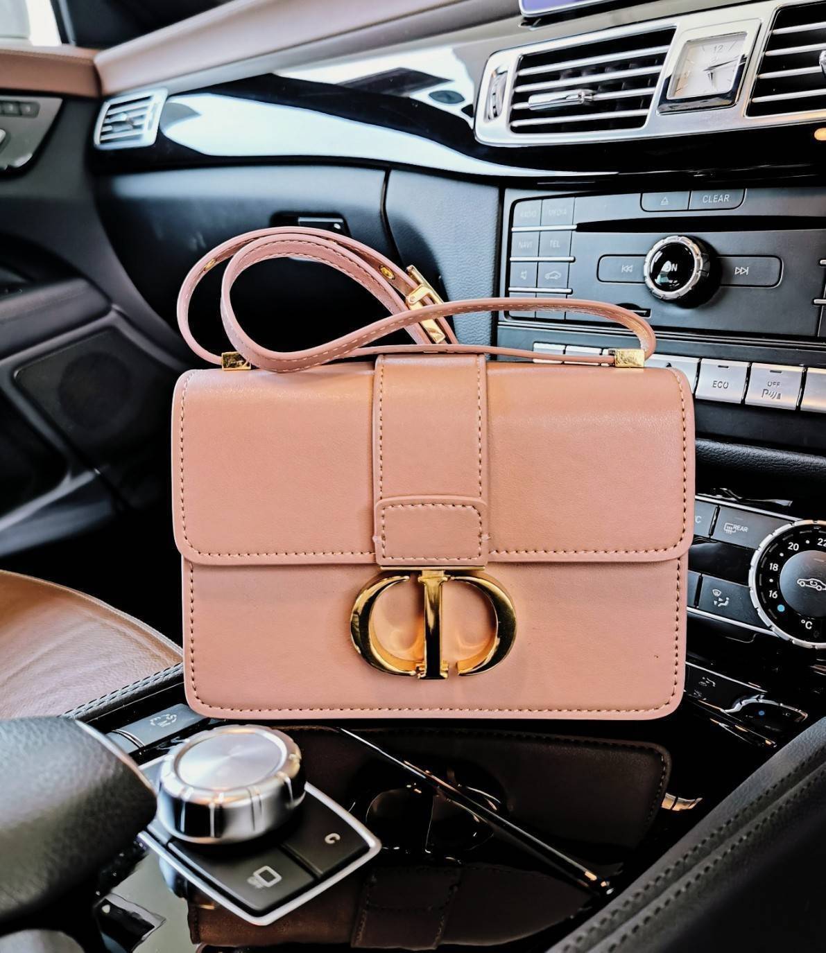 CHRISTIAN DIOR MINI BAG VIP GIFT WITH PURCHASE (GWP) พรีเมี่ยมกิ้ฟ Limited Edition จาก DIOR DUTYFREE COUNTER วัสดุหนังแท้ Calfskin ทรงสี่เหลี่ยมหนังเรียบสวยหรูอยู่ทรงเปิดปิดด้วยฝาปิดโลโก้แบรนด์อะไหล่ทองด้านหลังมีช่องใส่ของ ภายในโล่งมีโลโก้สามารถใส่มือถือข