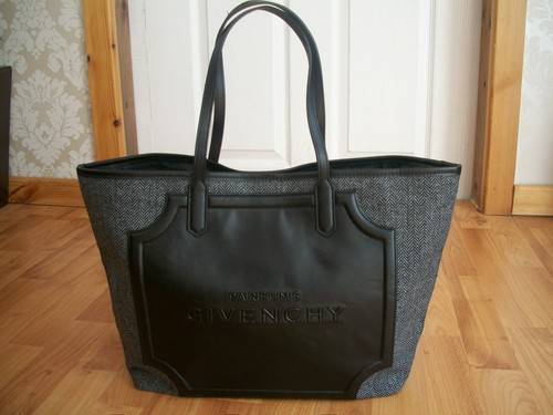 New in! กระเป๋าถือหรือสะพายสุดชิคจาก Givenchy Perfume Counter ของแท้100 (ไม่ใช่งานเลียนแบบ) วัสดุ Canvas ด้านหน้าเป็น PVC ปั้มแบรนด์ **สวยหรู ภายในเป็น Polyester 100% สกรีนลายโลโก้สวยเก๋ เปิดปิดด้วยกระดุมแม่เหล็ก ขนาดกำลังดี จุของได้ เยอะค่ะ น้ำหนักเบา สา