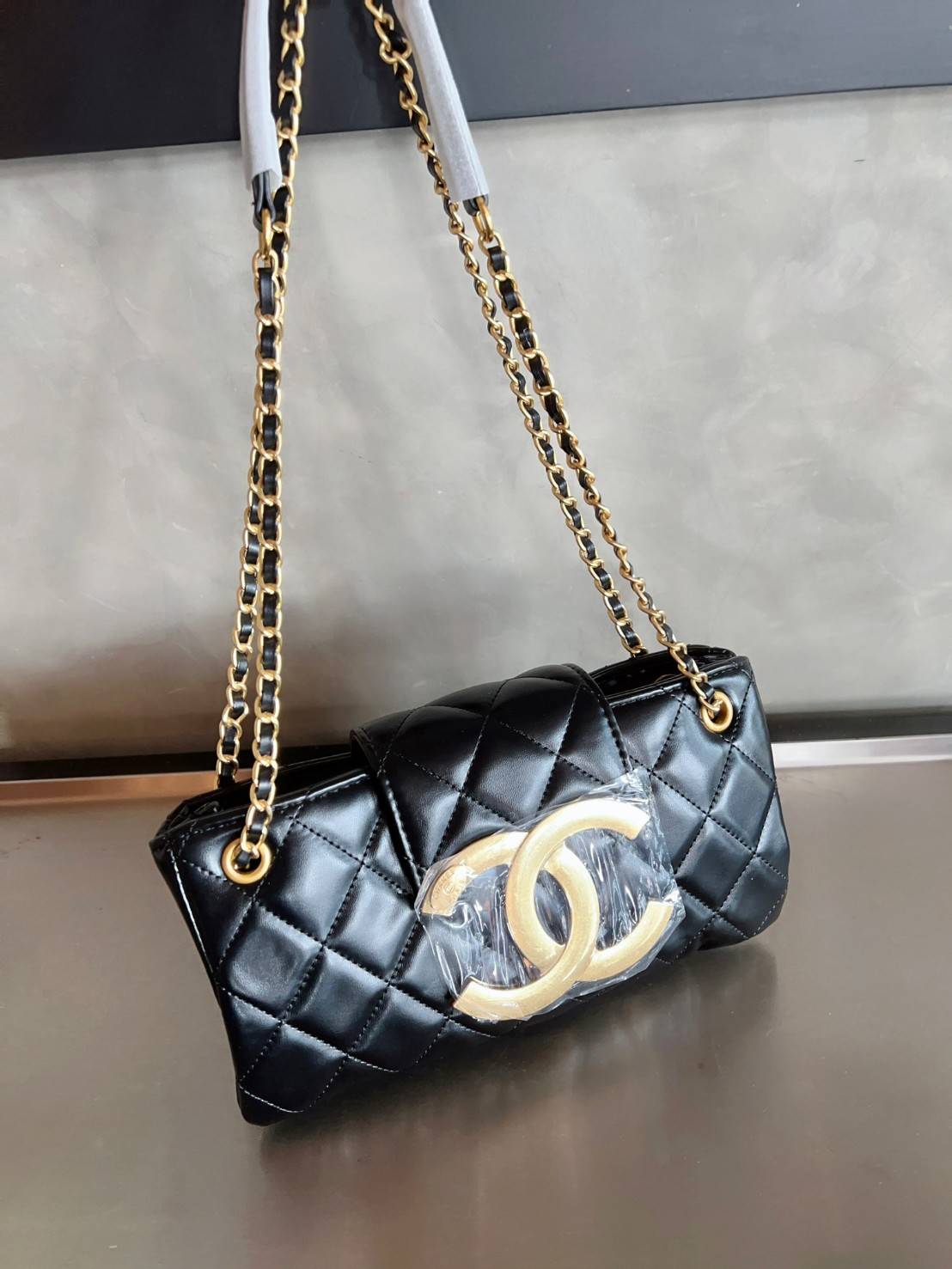 Chanel 24C bag / CHANEL WITH CHAIN / CHANEL Casual Style กระเป๋าสะพายหนังนิ่มลื่นเงาสวย