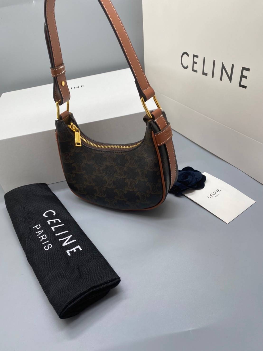 CELINE MINI SHOULDER BAG Celine Vintage Classic MINI Ava bag กระเป๋าสะพายไหล่ใบเล็กน่ารักมากก ขนาดใหม่ น้องน่ารักมากก คาเฟ่จ๋าาาา น้องมาล๊าววว วัสดุ TRIOMPHE CANVAS ดีไซน์สวยหรูฮิตสุดในเกาหลี! หนังสวยอยู่ทรงกันน้ำ เปิดปิดด้วยซิปแบรนด์สีทอง สายสะพายหนังปรั