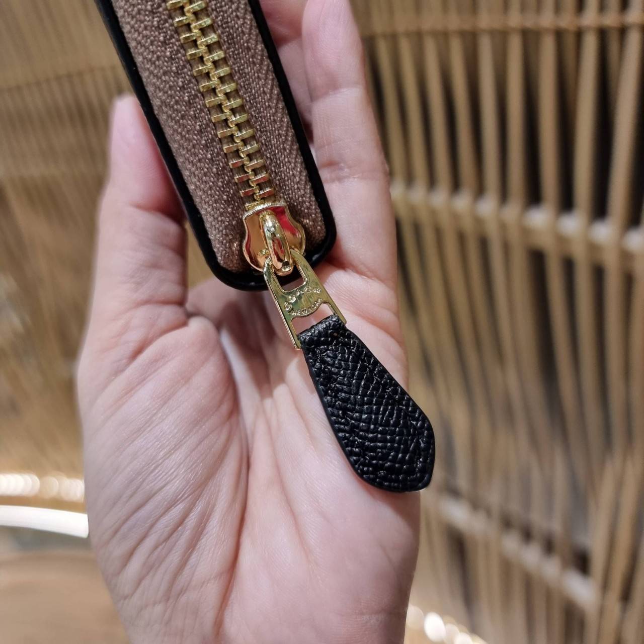 COACH ACCORDION ZIP WALLET IN SIGNATURE CANVAS WITH PRAIRIE ROSE / JUMBO FLORAL / CAMO ROSE FLORAL / MEDLEY BOUQUET PRINT ((F31572/F39189/F26290/F2859)) สวยคลาสสิคไม่มีใครเกิน!! กระเป๋าสตางค์ใบยาว ลวดลายสวย สีสันโดดเด่น วัสดุหนังแคนวาสเคลือบ เปิด-ปิดด้วยซ