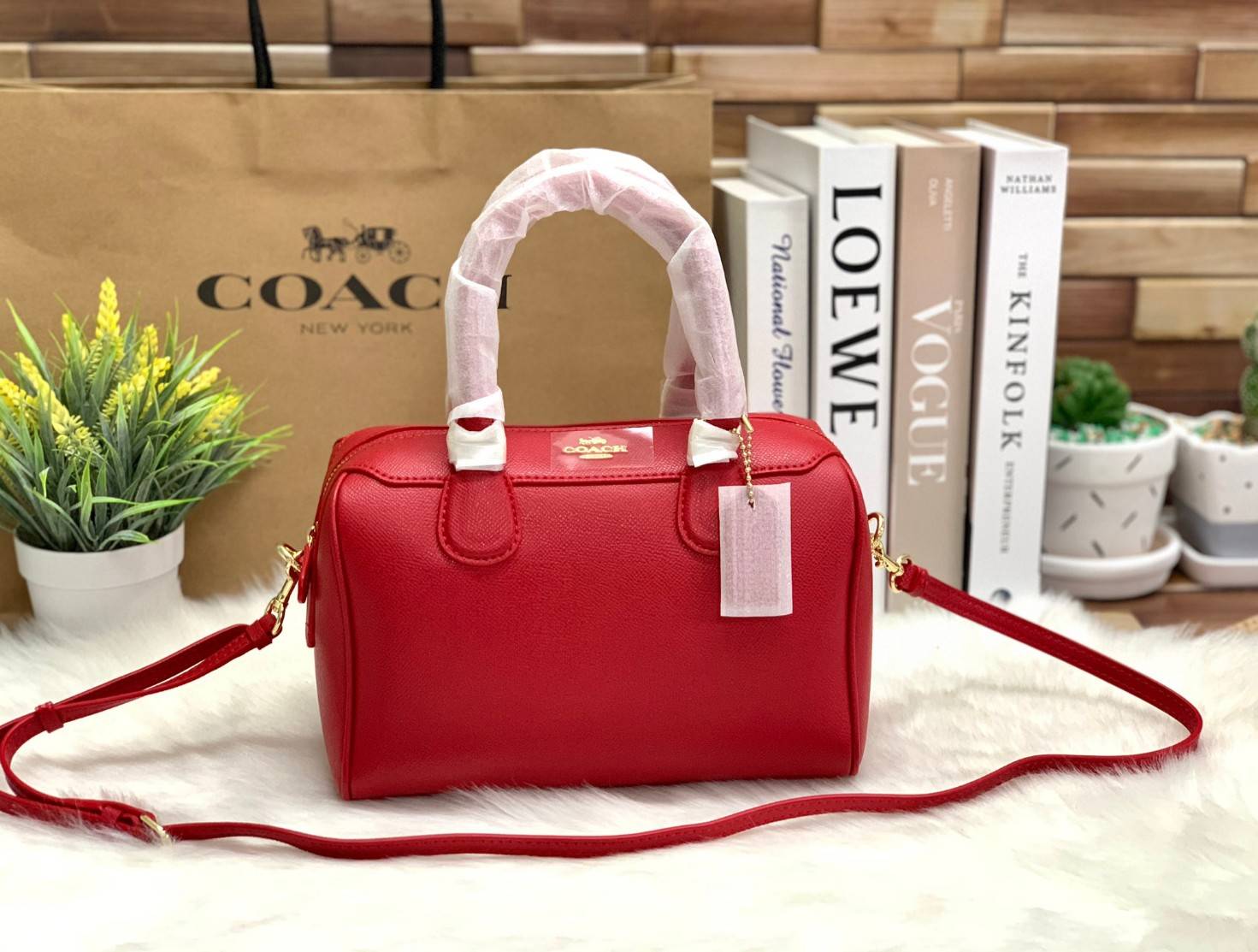รุ่นอะไหล่ทองเข้าแล้วจ้าา ห้ามพลาดค่ะ Coach Bennett Boston Bag in Crossgrain Leather ((32202)) พร้อมส่ง รุ่นที่สาวๆหลายๆคนถามถึงกันค่า! กระเป๋าทรงหมอน หนังแท้ ลายหนังสวยมากค่ะ ไม่ว่ายุคไหนๆก็สวย ดูดี ทรงฮิตในตำนานค่ะ ✔️อะไหล่ทองหรูสวย เปิดปิดกระเป๋