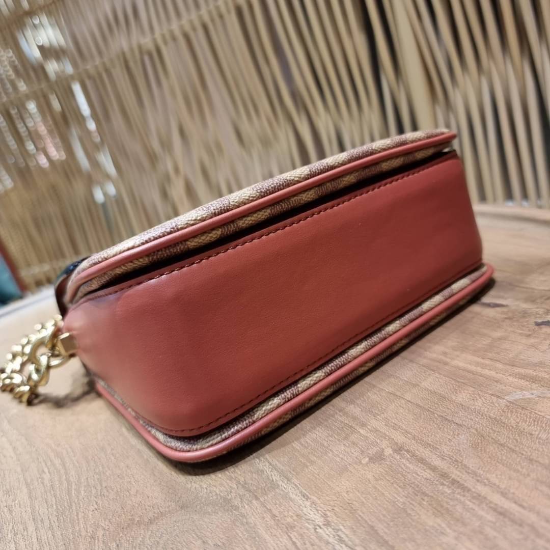 COACH 89089 CASSIE CROSSBODY 19 IN SIGNATURE CANVAS คัมแบ็คแล้วจ้า!! เรียบหรู ดูดี ต้องไอเท็มนี้เลย!! กระเป๋าสะพายข้าง สุดพิเศษ!! มีสายมาให้ถึง 3 แบบ!! สลับใช้แมทช์ตามสไตล์ได้เลย วัสดุหนังแคนวาสสลับหนังแท้ บอกเลยว่าสวยทุกสีนะคอลนี้ เปิด-ปิดด้วยตัวบิดล็อค 