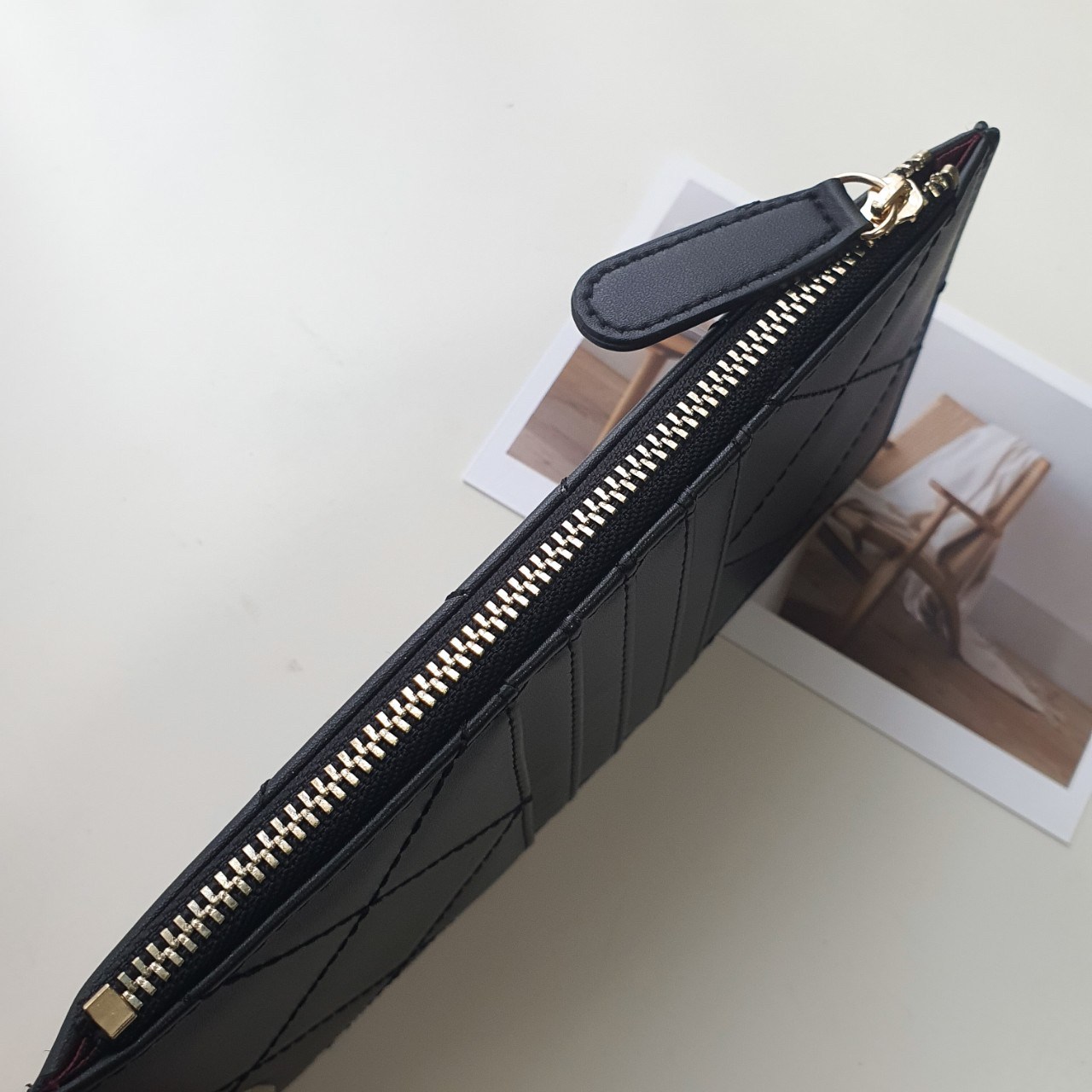 VIP 】รุ่นใหม่ล่าสุด 🎁 พร้อมส่งที่ไทยค่าา จุเงินได้เต็มกระเป๋า♡♡ แนะนำรุ่นนี้เลยคะ งานพรีเมี่ยมกิ้ฟท์จากเค้าเตอร์ต่างประเทศ กระเป๋าสตางค์ทรงสวย สะดุดตา หนังสัมผัสลายด้าน จากแบรนด์ CHANEL (GWP) ด้านหน้ามีโลโก้แบรนด์ CC สีทองหรู มีช่องซ