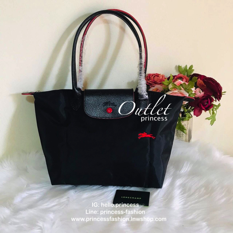 Size : M Longchamp Le Pliage Club Tote Bag กระเป๋าสะพายรุ่นยอดนิยม วัสดุเนื้อผ้า Nylon Canvas เคลือบกันนำ้ ตัดด้วยหนังแท้ น้ำหนักเบา ดีไซน์เรียบง่ายแต่เต็มไปด้วยความคลาสสิก เป็นที่ชื่นชอบไปทั่วโลก Longchamp ปรับโฉม LE PLIAGE ด้วยการปักลายรูปม้า-ตราสัญลักษ