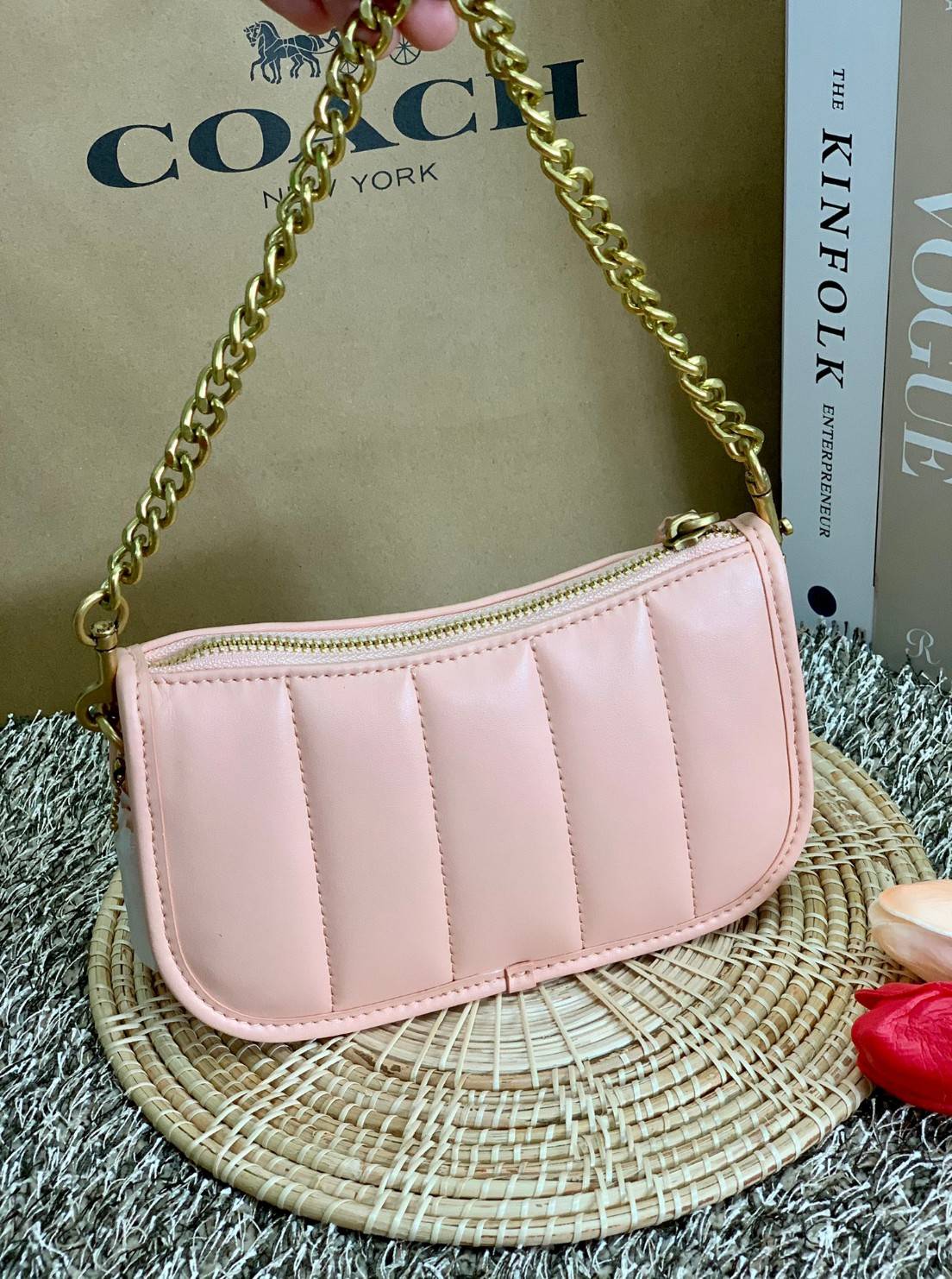 COACH SWINGER 20 WITH QUILTING ((C3490)) พร้อมส่งที่ไทย ออกใหม่ล่าสุดค่ะ! กระเป๋าหิ้วหรือคล้องไหล่ ใบขนาดกระทัดรัด หนัง Nappa แบบนวมล่าสุดค่ะ! เปิดปิดกระเป๋าแบบหมุนล็อค ภายในสามารถใส่มือถือได้;กระเป๋าเงินใบสั้นได้;พาสปอร์ตได้;พร้อมช่องเสียบบัตรได้อีกสามช่