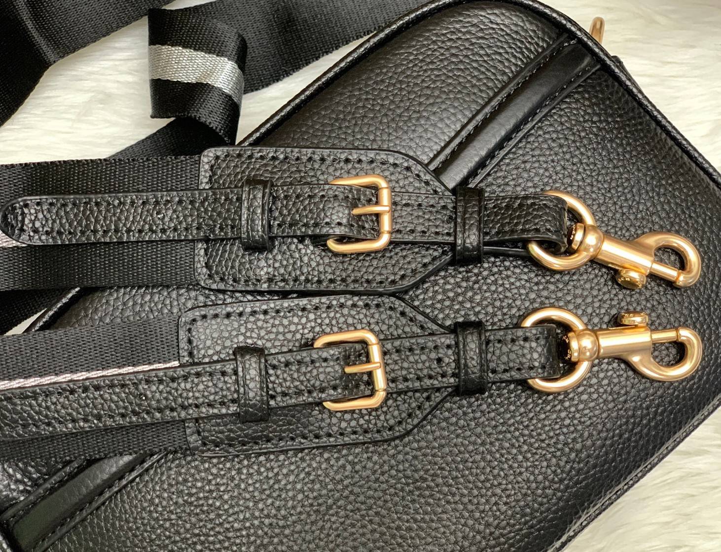 Coach Leather Jes Crossbody in Colorblock ((72704)) กระเป๋าสะพายข้าง//ครอสบอดี้ร์ วัสดุหนังแท้ หนังนิ่มสวยงาม มากๆค่ะ ด้านหน้ามีโลโก้แบรนด์เด่นชัดสะดุดตา ช่องหลักแบ่งเป็น2ซิป แต่ละช่องกว้าง ใส่กระเป๋าเงินใบยาวได้ ของอื่นๆได้จุค่ะ มีช่องเล็กให้ใส่ของจุกจิก