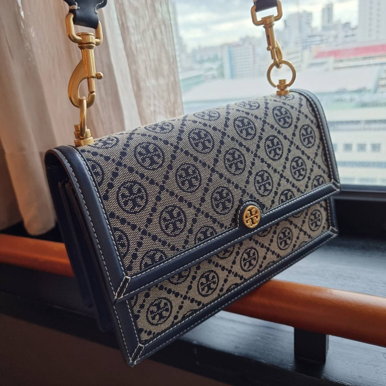 Tory burch t monogram jacquard shoulder bag คอลเลคชั่น T Monogram สำหรับคอลเลคชั่นฤดูใบไม้ผลิ 2021 เราสร้างสรรค์ลายโมโนแกรมที่ได้รับแรงบันดาลใจมาจากลวดลายการถักทอผ้าห่มของชาว Pennsylvania Dutch แบบดั้งเดิม เป็นการเฉลิมฉลองโลโก้สุดไอคอนนิคของแบรนด์ โดดเด่น