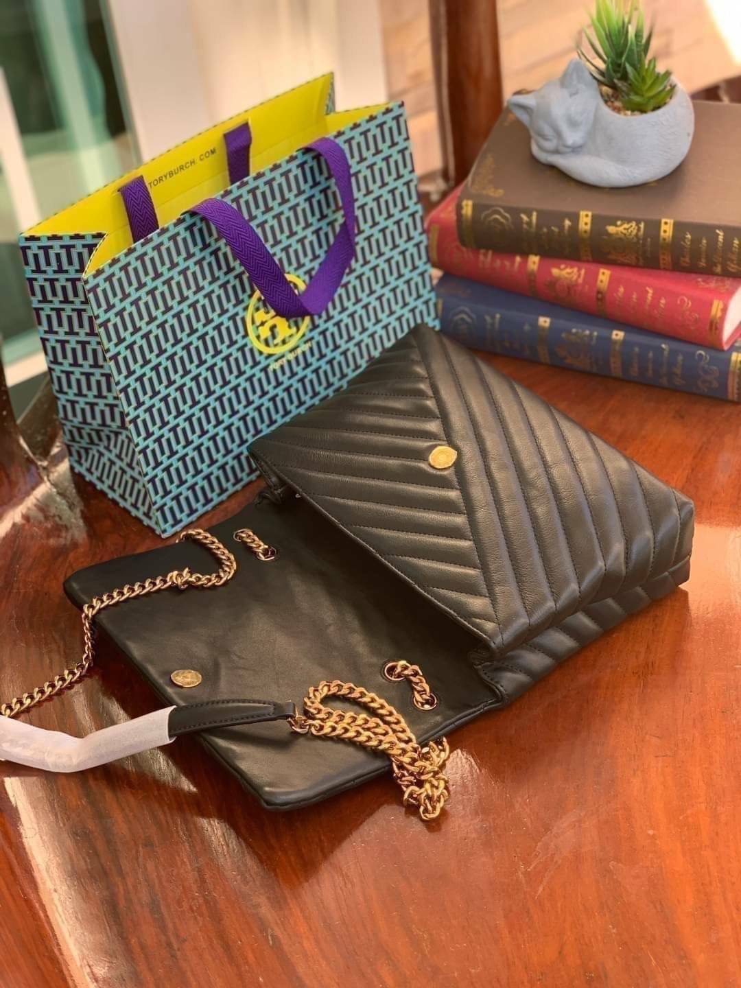 ของแท้ 💯% Tory Burch Kira Chevron Quilted Convertible Leather Crossbody Bag เป็นกระเป๋าที่ใช้ในการออกงานสำคัญหรือวันที่มีปาร์ตี้สังสรรค์ คุณควรเลือกใช้กระเป๋าที่มีดีไซน์สะดุดตา