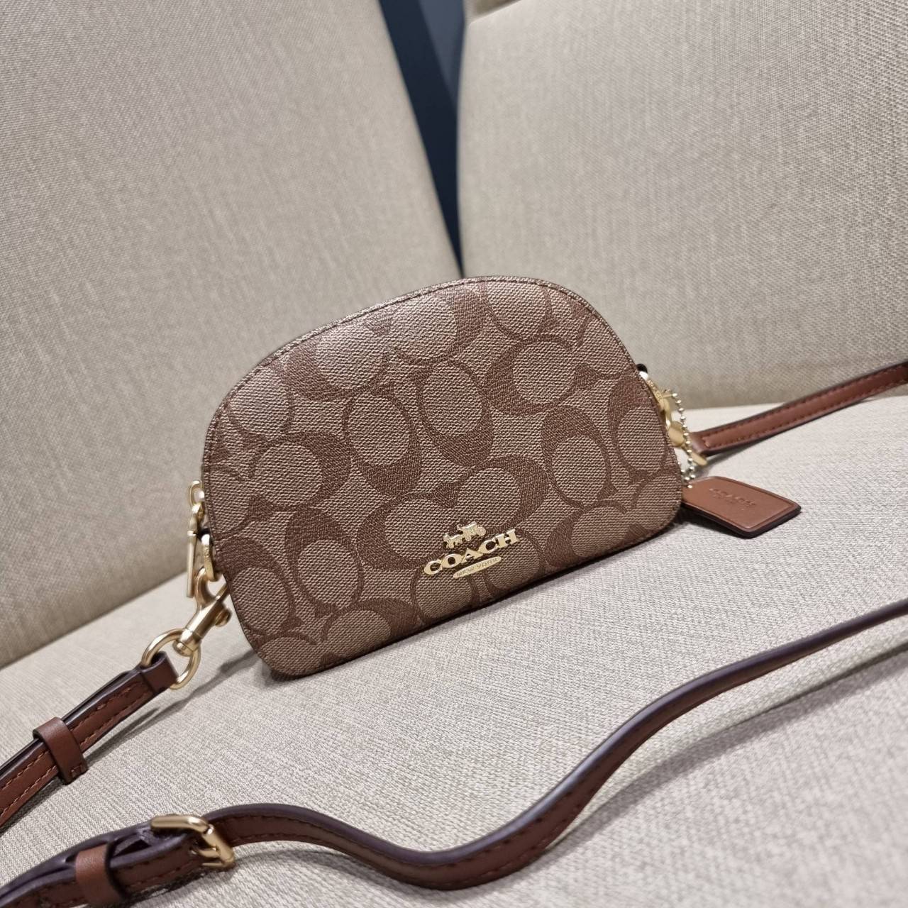 COACH 2628 MINI SERENA CROSSBODY IN SIGNATURE CANVAS ใหม่ที่สุด!! พร้อมส่งทุกสีเด็ด!! ย่อส่วนกระเป๋าสะพายคอลเลคชั่นยอดฮิต มินิเซเรนา ที่รับรองว่าน้องน่ารักม้ากกก!! ขนาดเล็กกุ๊งกิ๊ง แต่ดีเทลยิ่งใหญ่ วัสดุหนังแคนวาสเคลือบลาย เปิด-ปิดด้วยซิป สะดวกใช้ ภายในเป