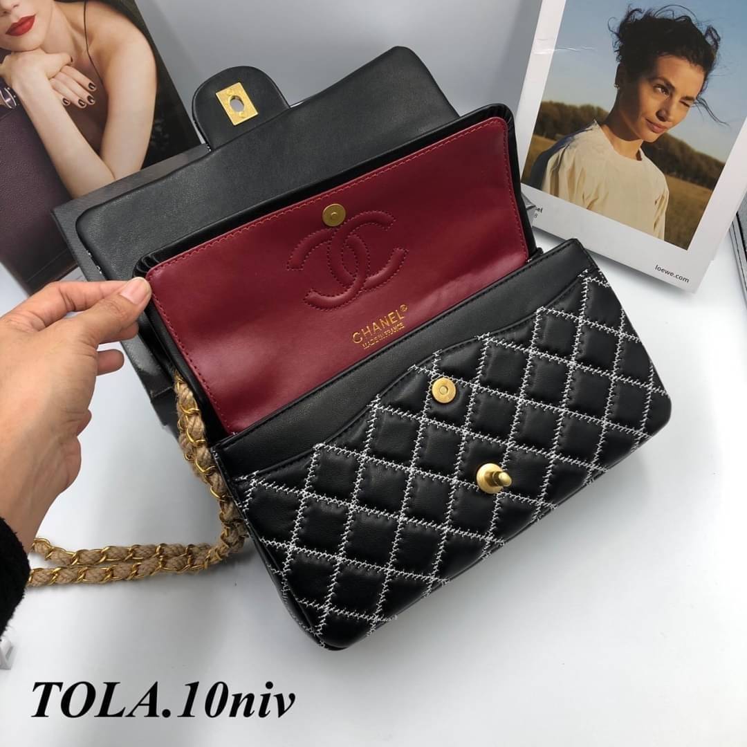 CHANEL Classic 10" รุ่นใหม่ หนังเรียบตะเข็บตารางสีขาวสวยคลาสสิค โดดเด่นด้วยสายโซ่สีทองร้อยเชือกสวยหรู พร้อมส่งที่ไทยไม่ต้องรอพรีฯ